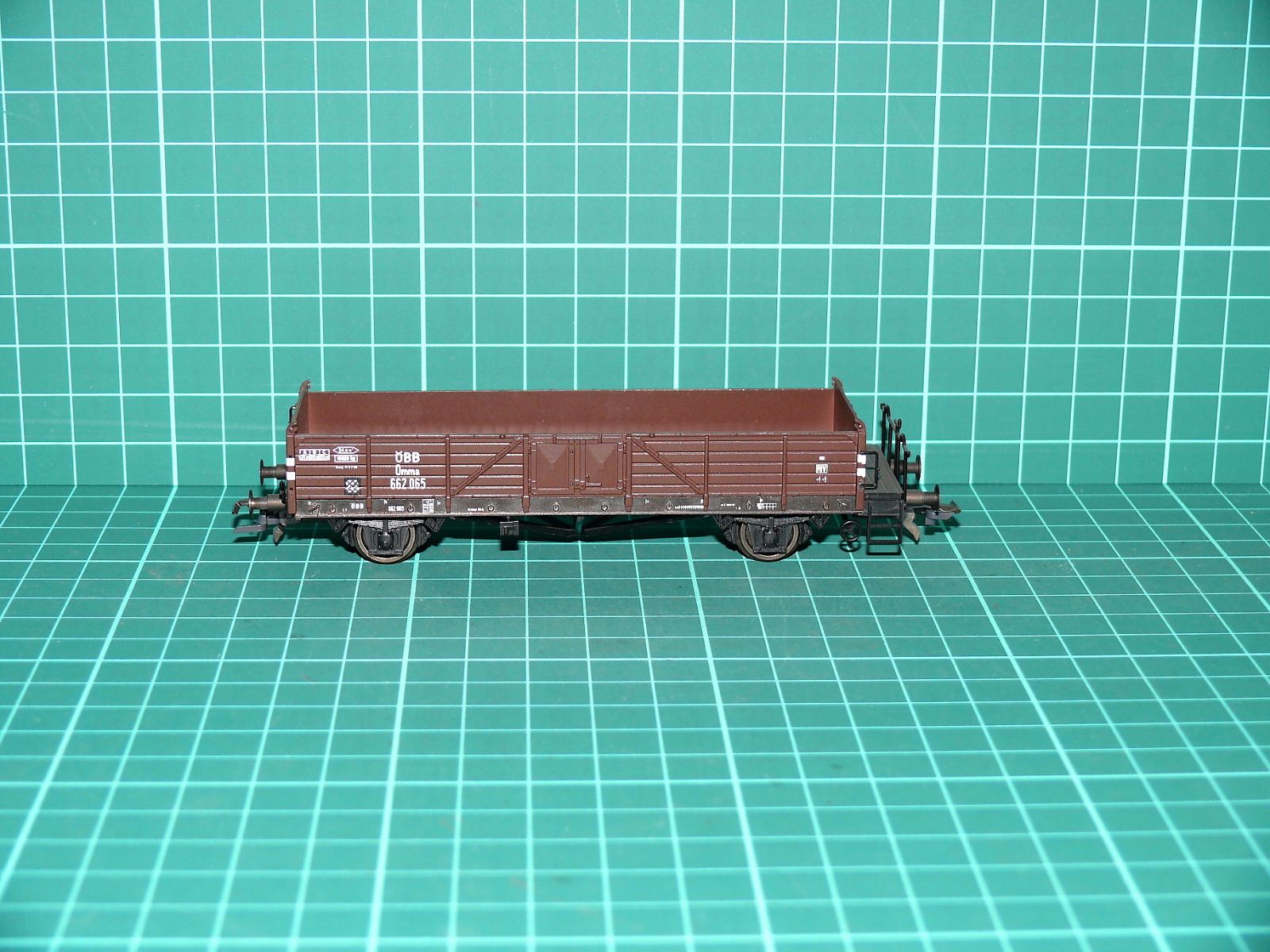 Roco H0 - Dvounápravový vysokostěnný otevřený vůz Omma (ÖBB) hnědý s plošinou (1:87) – H0