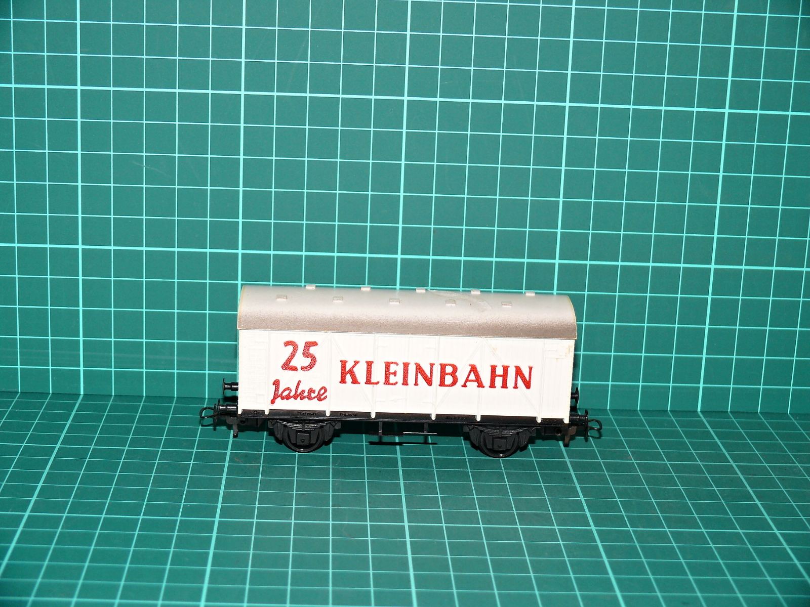 Kleinbahn H0 - Dvounápravový chladicí/reklamní vůz „25 Jahre KLEINBAHN“ bílý (1:87) – H0
