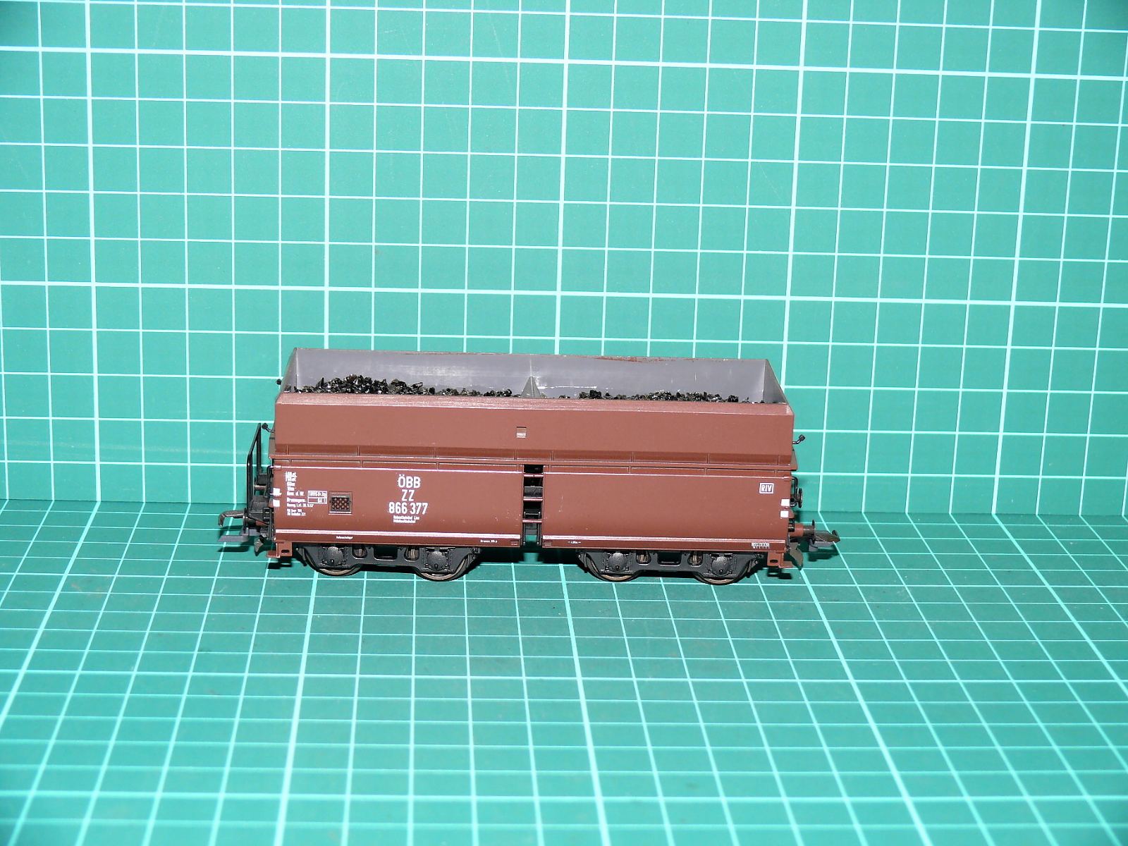Klein Modellbahn H0 - Čtyřnápravový samovýsypný vůz ZZ / Fad (ÖBB) hnědý s plošinou a zbytkem uhlí (1:87) – H0