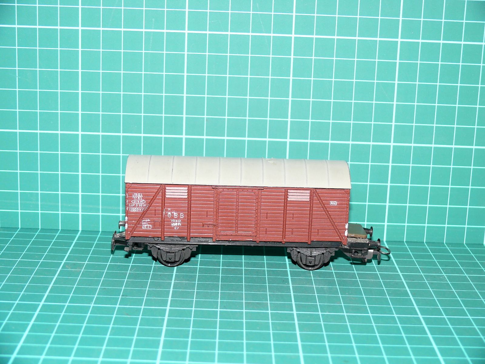 Kleinbahn H0 - Dvounápravový krytý nákladní vůz „Villach“ (ÖBB) hnědý s plošinkou (1:87) – H0