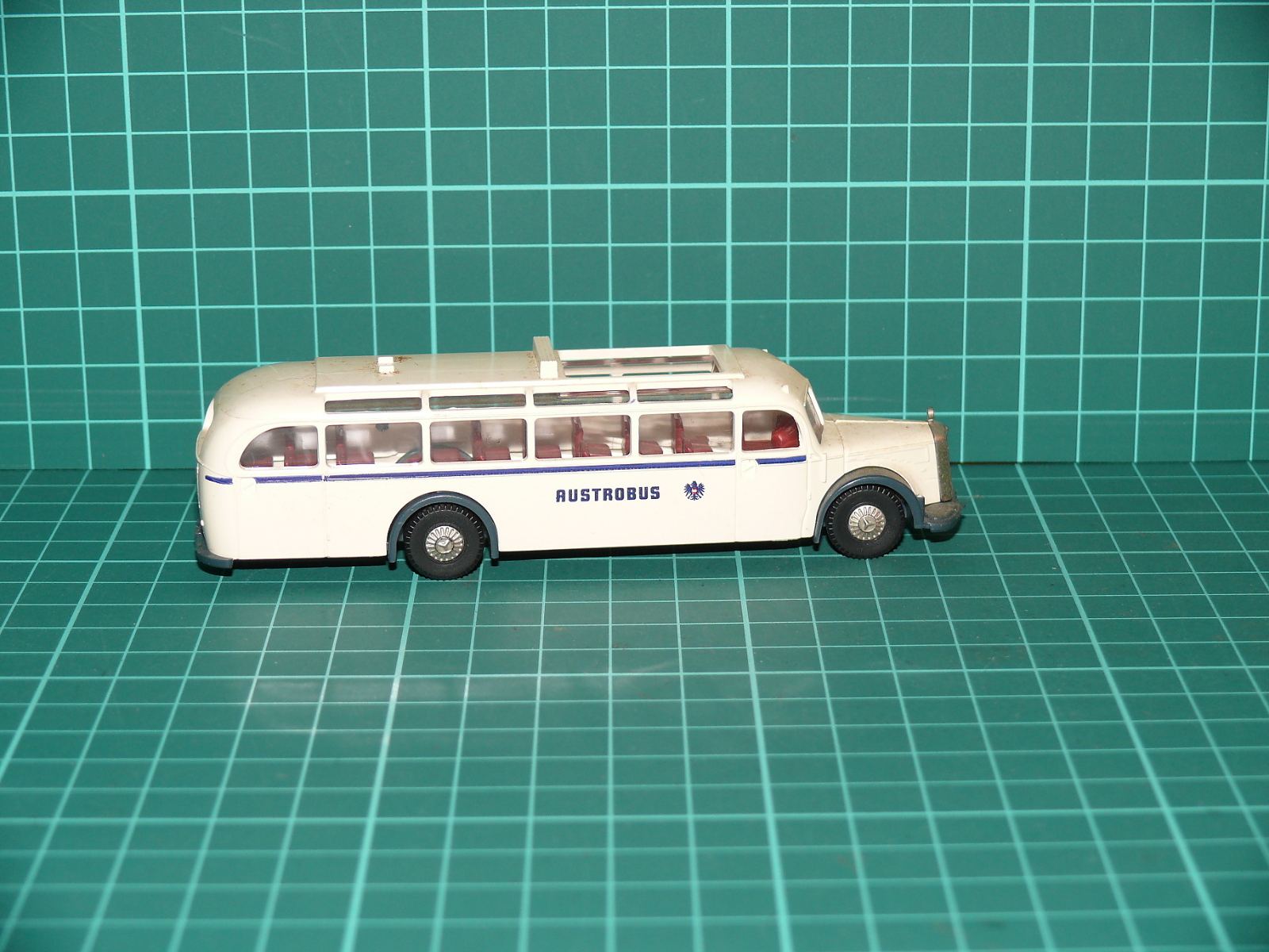 Brekina H0 - Vyhlídkový historický autobus Mercedes-Benz O 3500 „AUSTROBUS“ (1:87) – H0