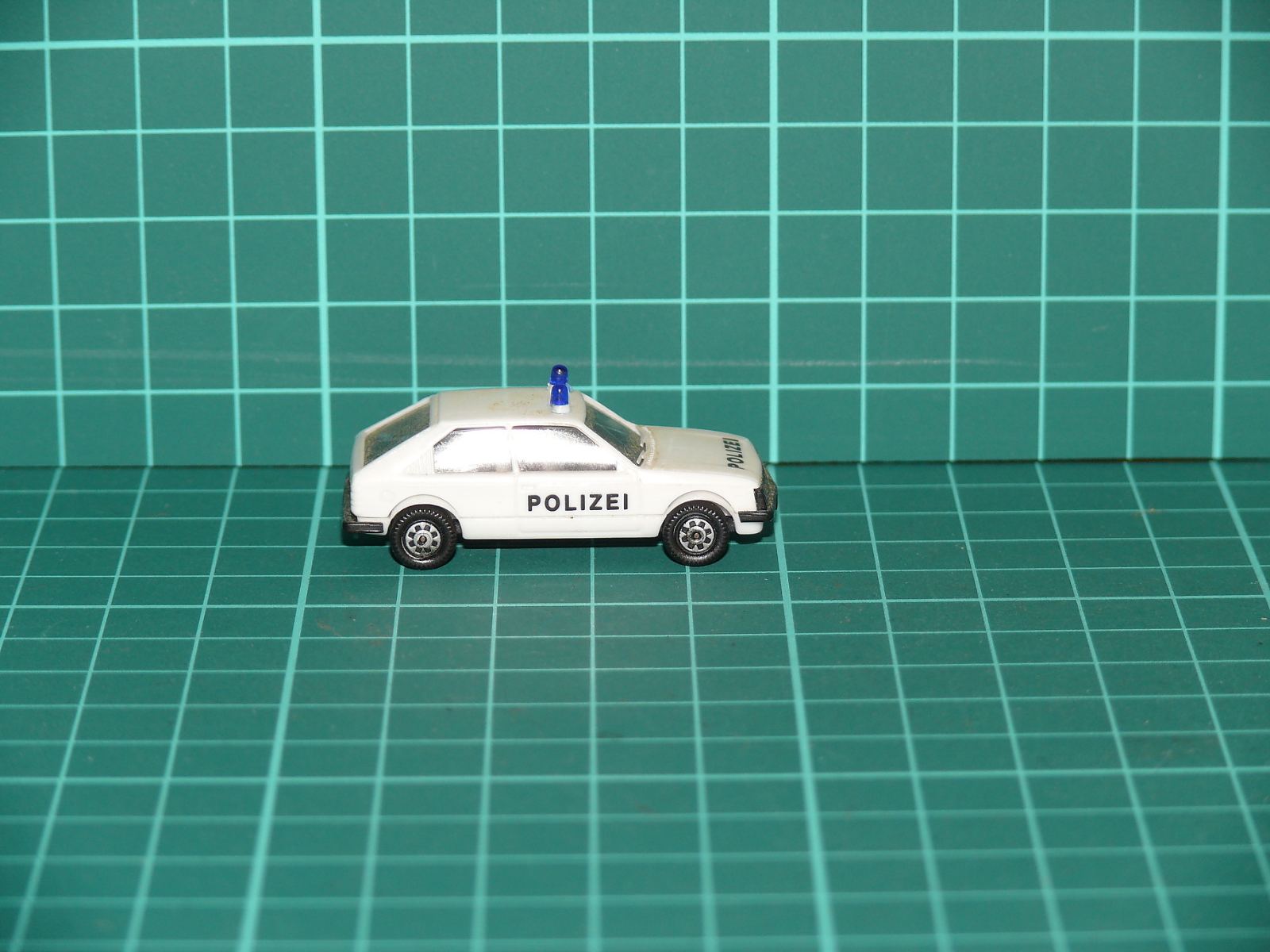Herpa H0 – Opel Kadett D Berlina/SR „POLIZEI“ s majáky (1:87) – H0