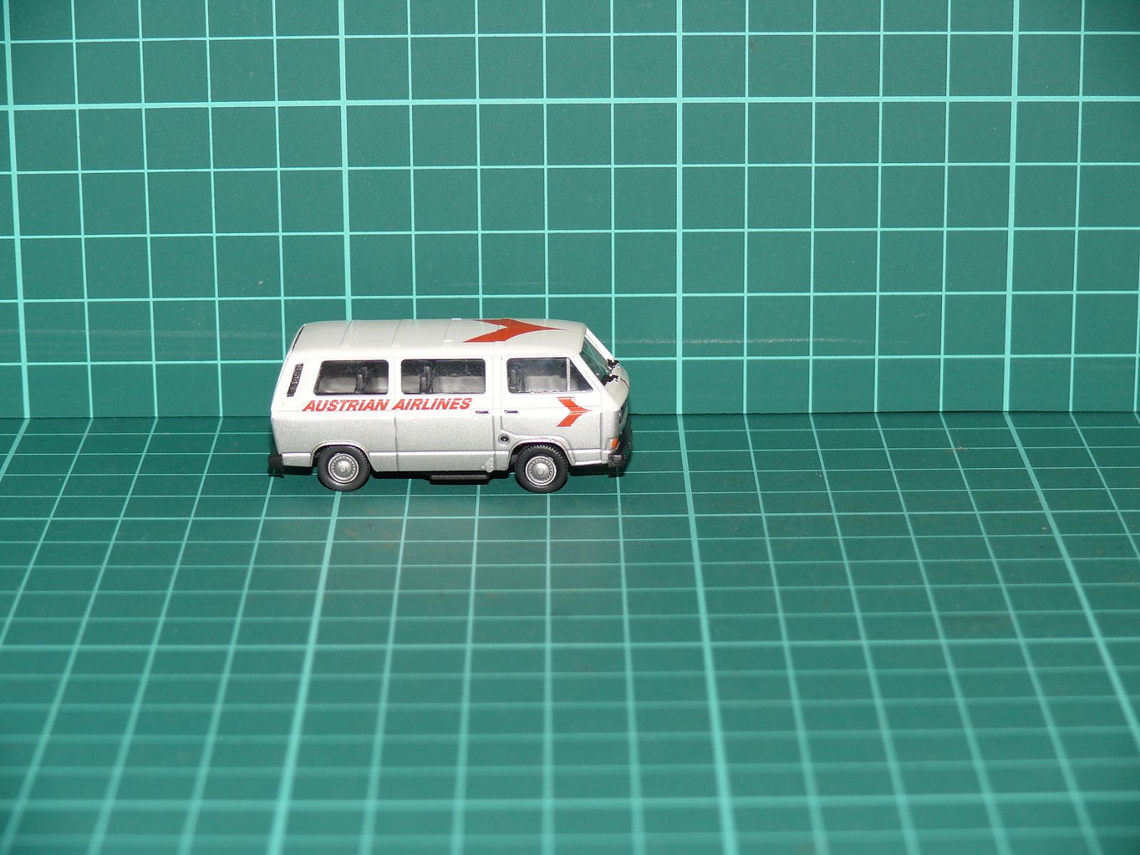 Roco H0 – Volkswagen VW T3 Bus „Austrian Airlines“, stříbrno-bílý (1:87) – H0