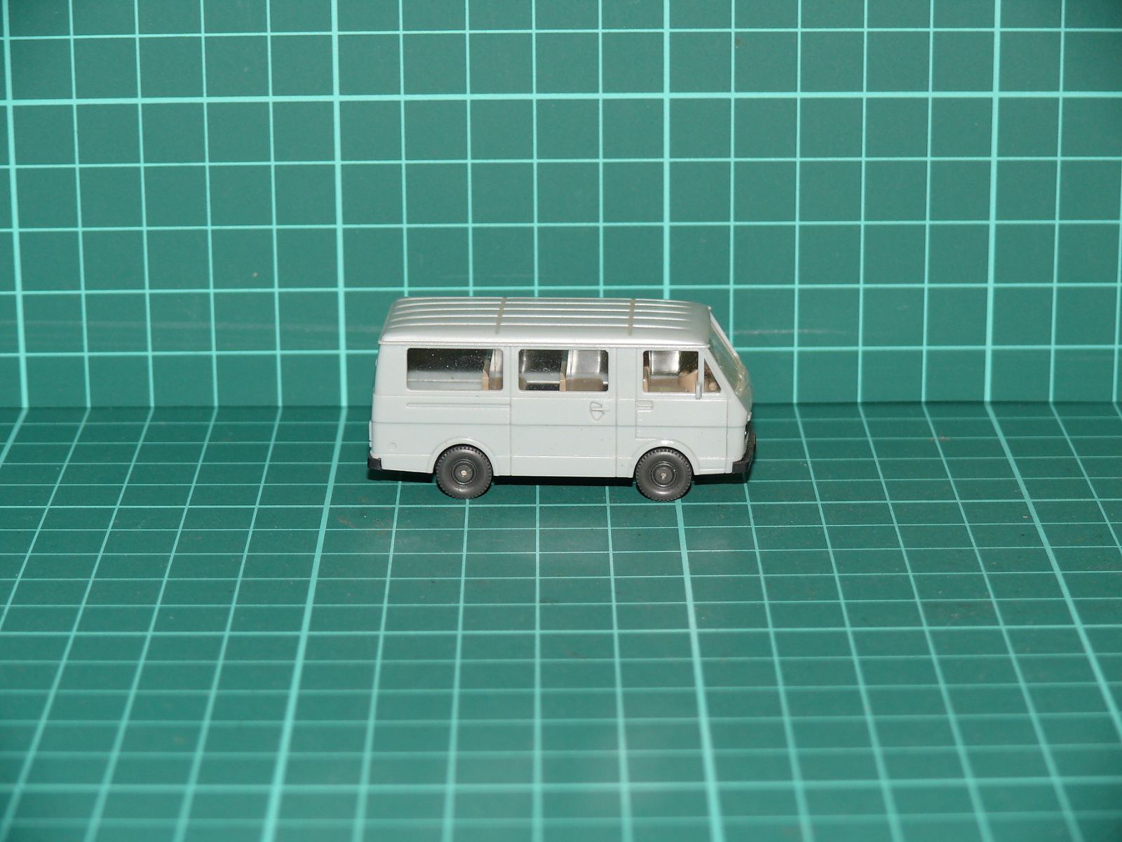 Wiking H0 – Volkswagen VW LT 28 Bus / mikrobus, šedá (1:87) – H0