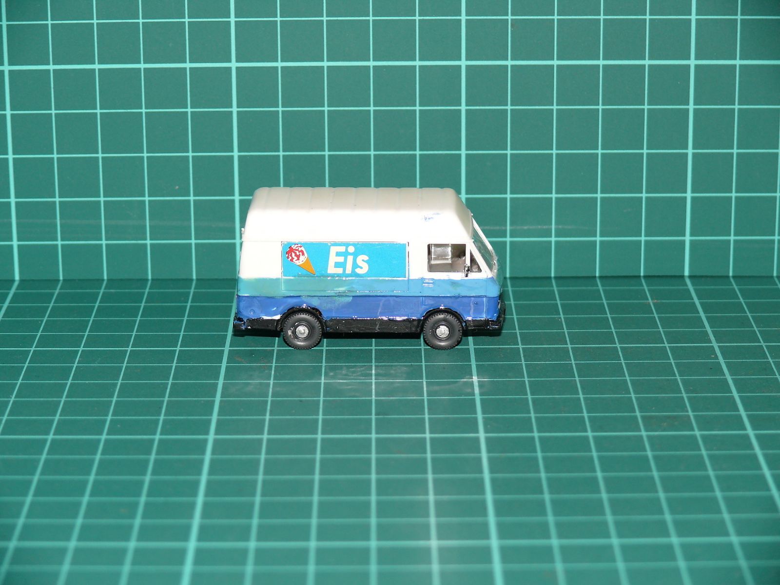 Wiking H0 – Volkswagen VW LT 28 se zvýšenou střechou „Eis“, bílo-modrá (1:87) – H0