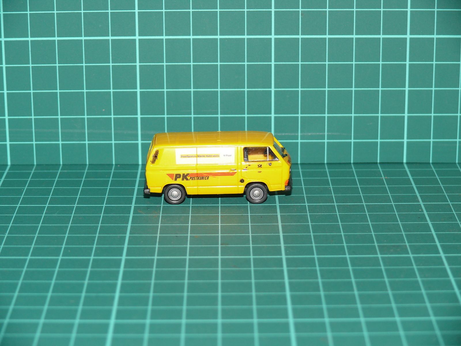 Roco H0 – Volkswagen VW T3 Kasten „PK POSTKURIER / PostSparen“, žlutá (1:87) – H0