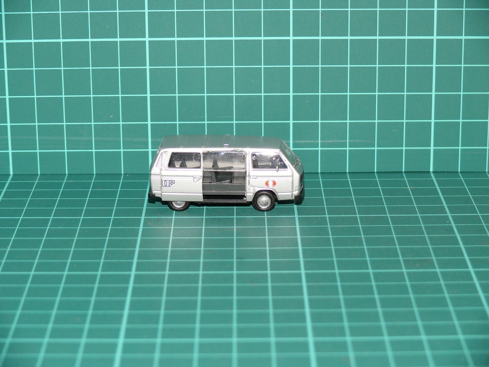 Herpa H0 – Volkswagen VW T3 Bus s otevíracími posuvnými dveřmi „ORF“, stříbrná (1:87) – H0