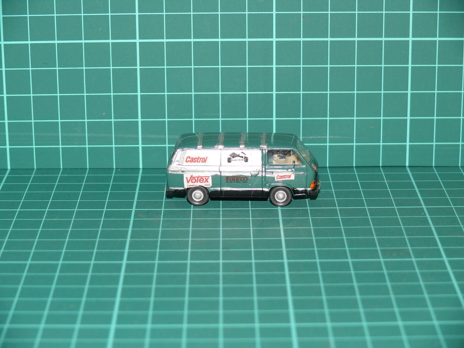 Wiking H0 – Volkswagen VW LT 28 Kasten, servisní / rallye vůz „HITACHI / Castrol / Pirelli / Volex“ (1:87) – H0