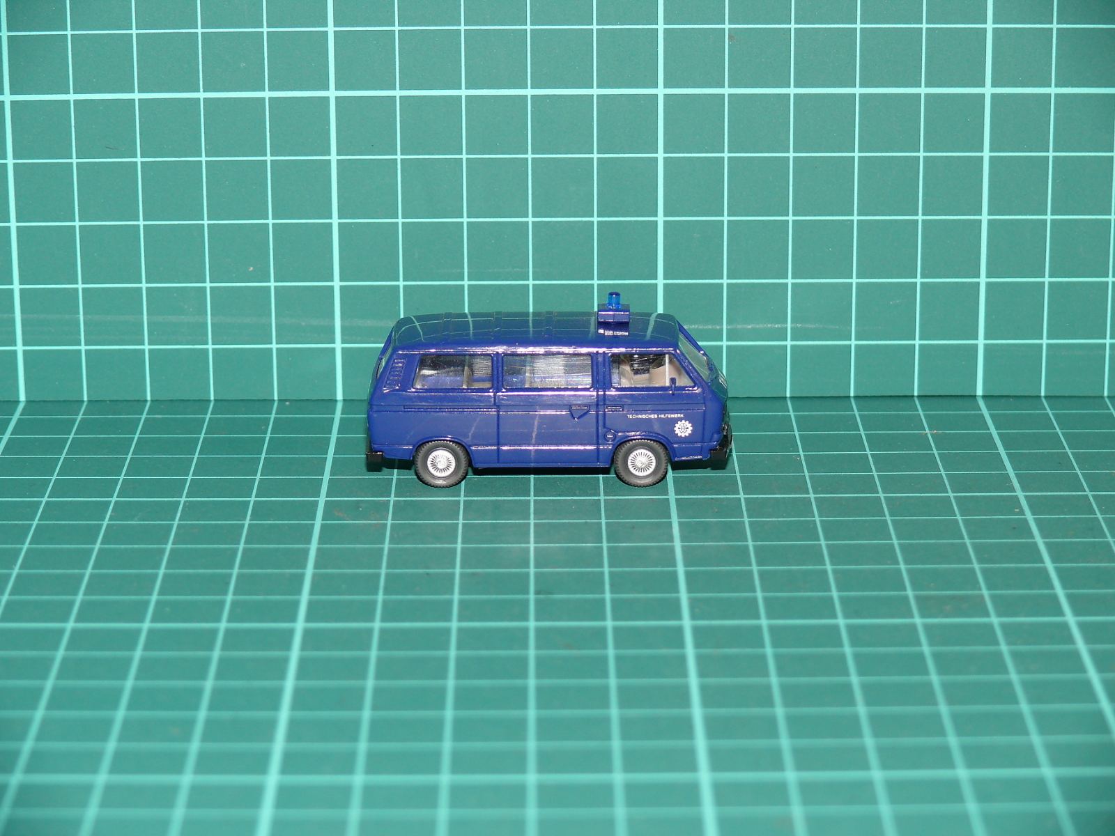 Wiking H0 – Volkswagen VW T3 Bus „THW – Technisches Hilfswerk“ s modrým majákem (1:87) – H0
