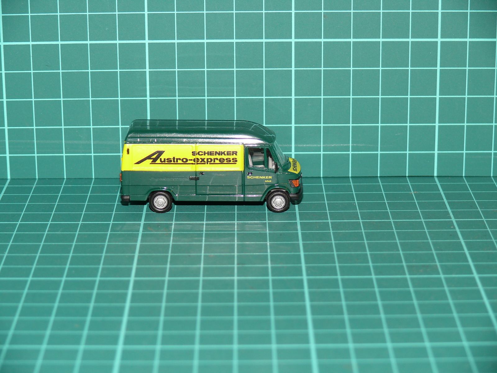 Herpa H0 – Mercedes-Benz 207 D Kasten „SCHENKER Austro-express“, tmavě zelená/žlutá (1:87) – H0