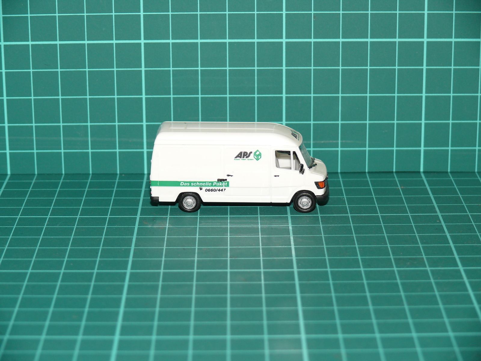 Herpa H0 – Mercedes-Benz 207 D Kasten „APS – Das schnelle Paket“, bílá (1:87) – H0