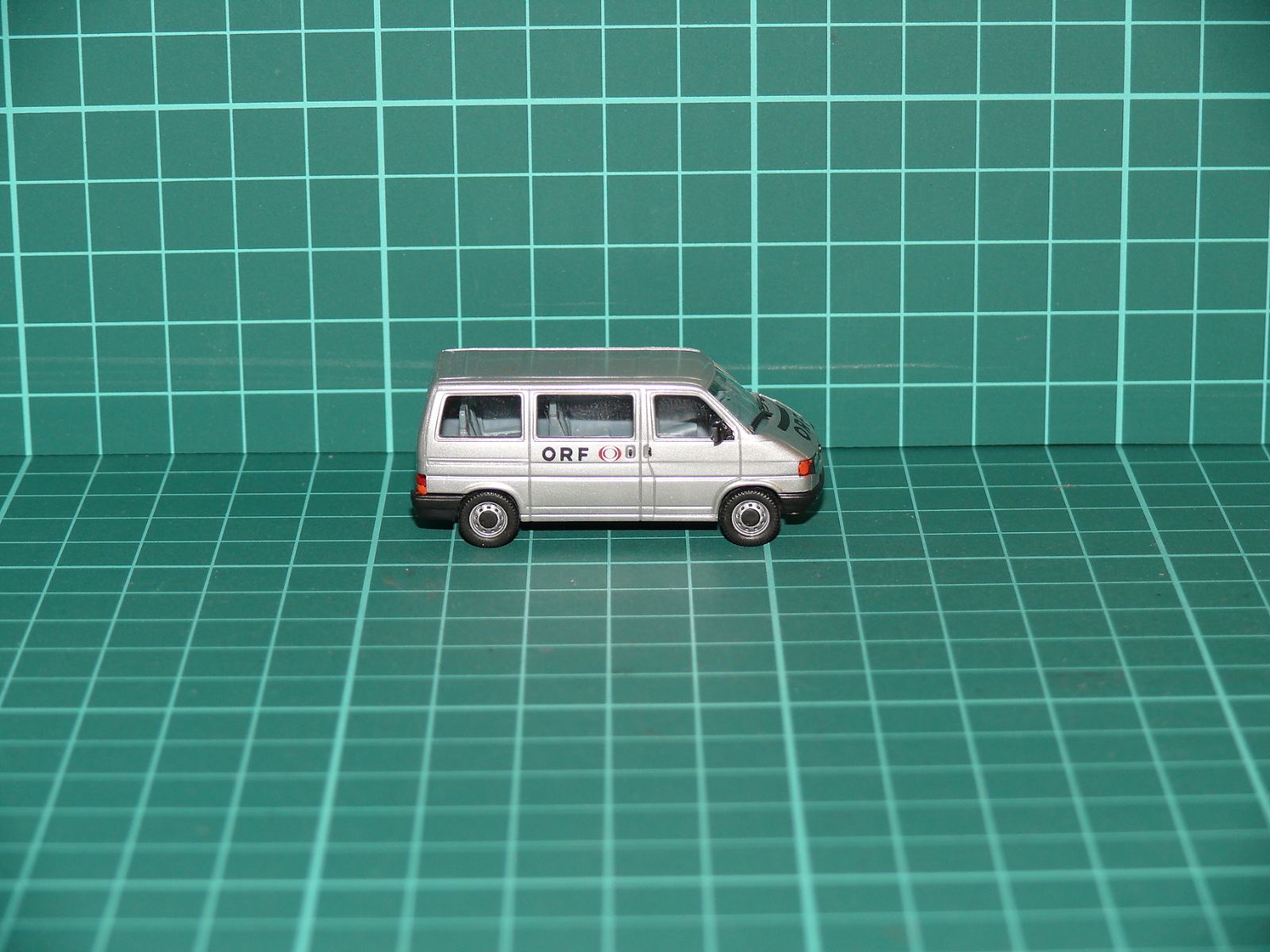 Rietze H0 – Volkswagen VW T4 Caravelle / Bus „ORF“, stříbrná metalíza (1:87) – H0