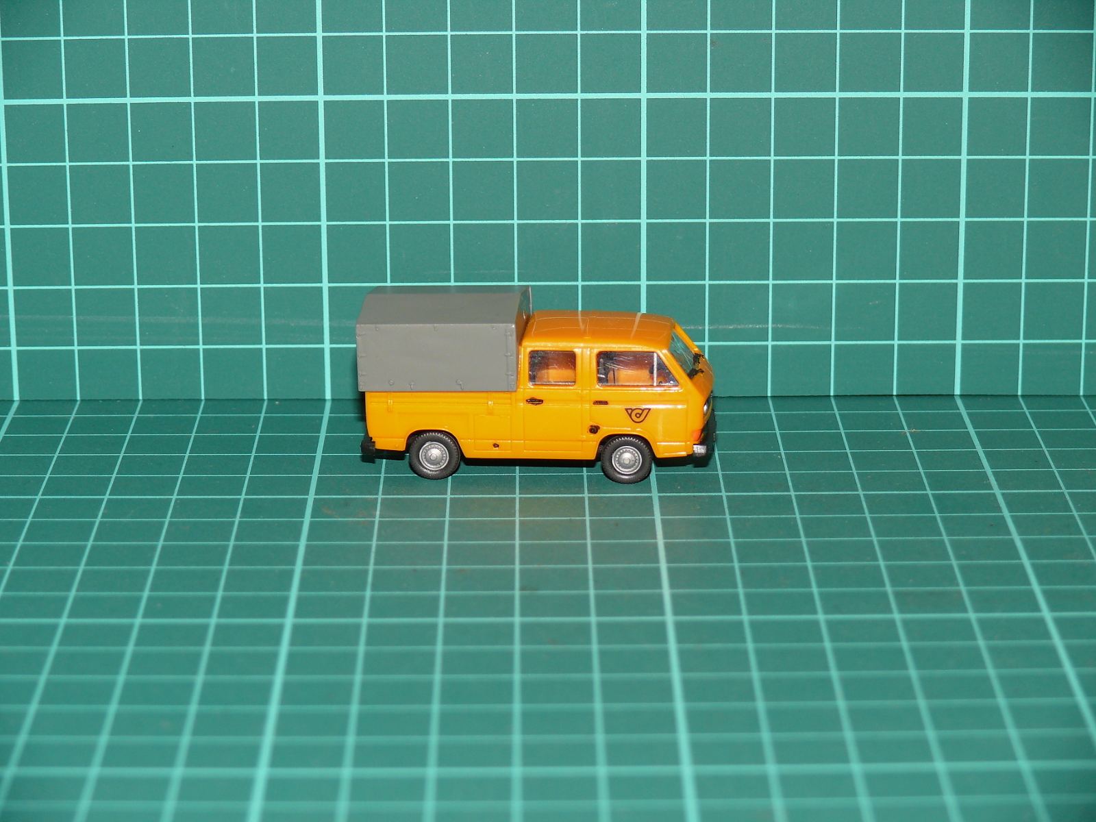 Roco H0 – Volkswagen VW T3 Doka s plachtou „Deutsche Bundespost“, žlutá (1:87) – H0