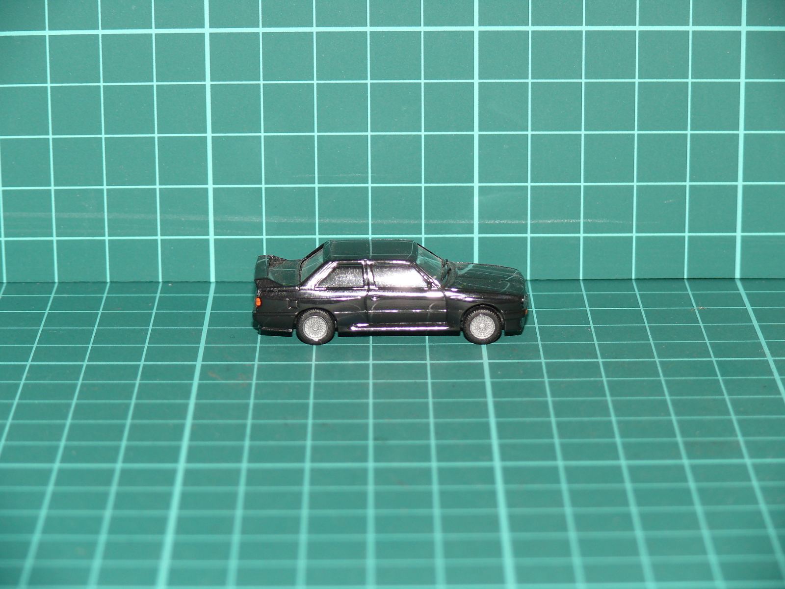 Herpa H0 – BMW M3 (E30) kupé se spoilerem, černá metalíza (1:87) – H0