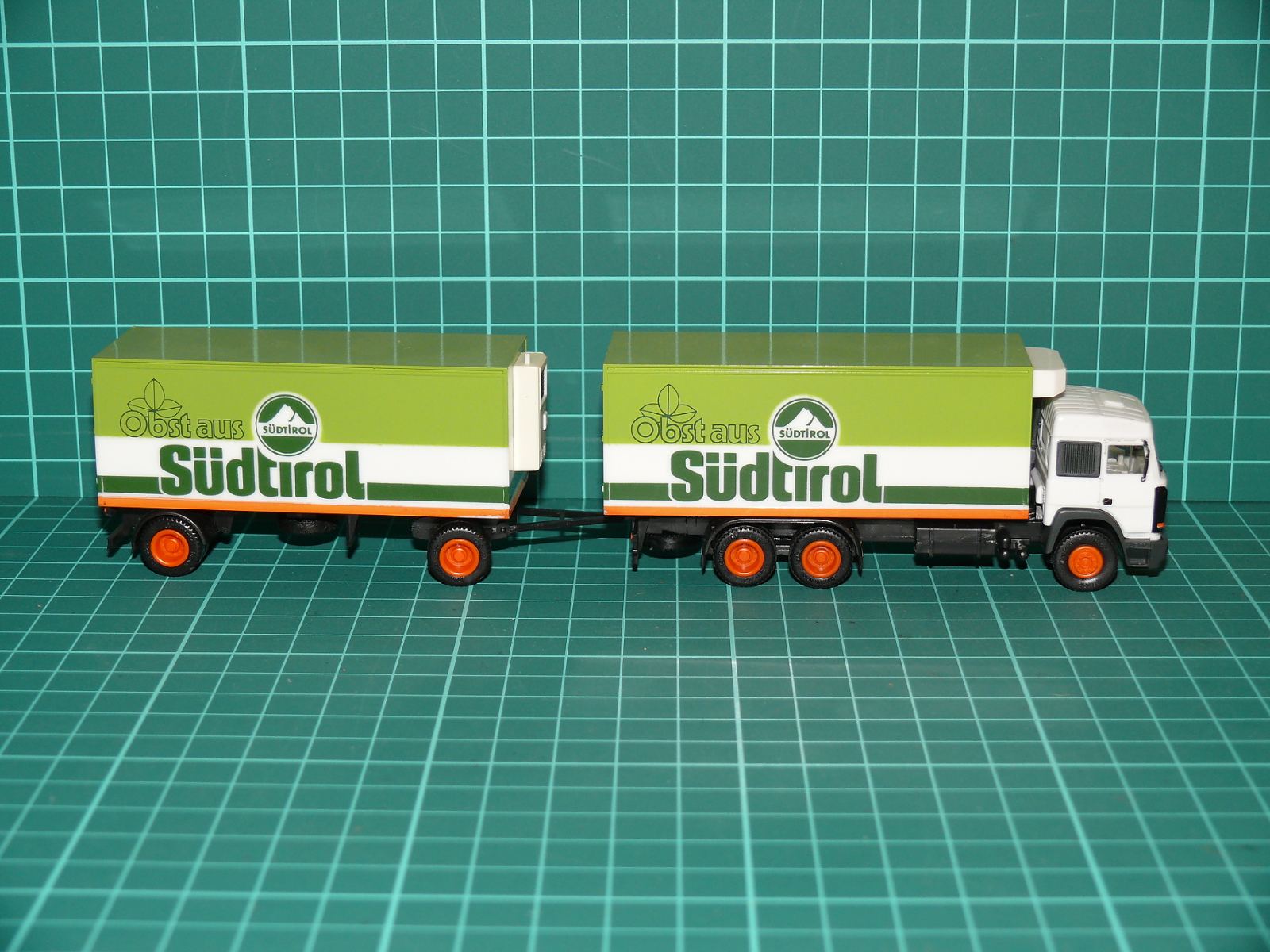 Herpa H0 – Chladírenská nákladní souprava Iveco Turbostar s vlekem „Obst aus Südtirol“ (1:87) – H0