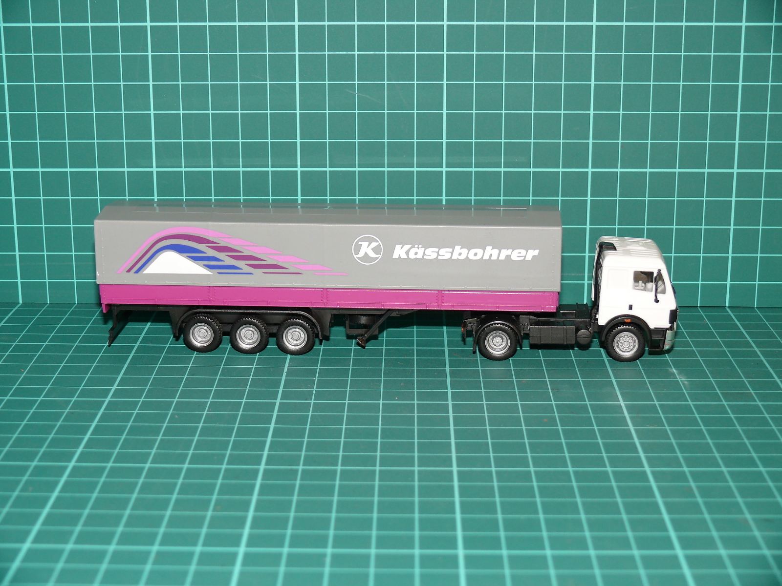 Herpa H0 – Kamionová souprava Mercedes-Benz SK s plachtovým návěsem „Kässbohrer“ (1:87) – H0