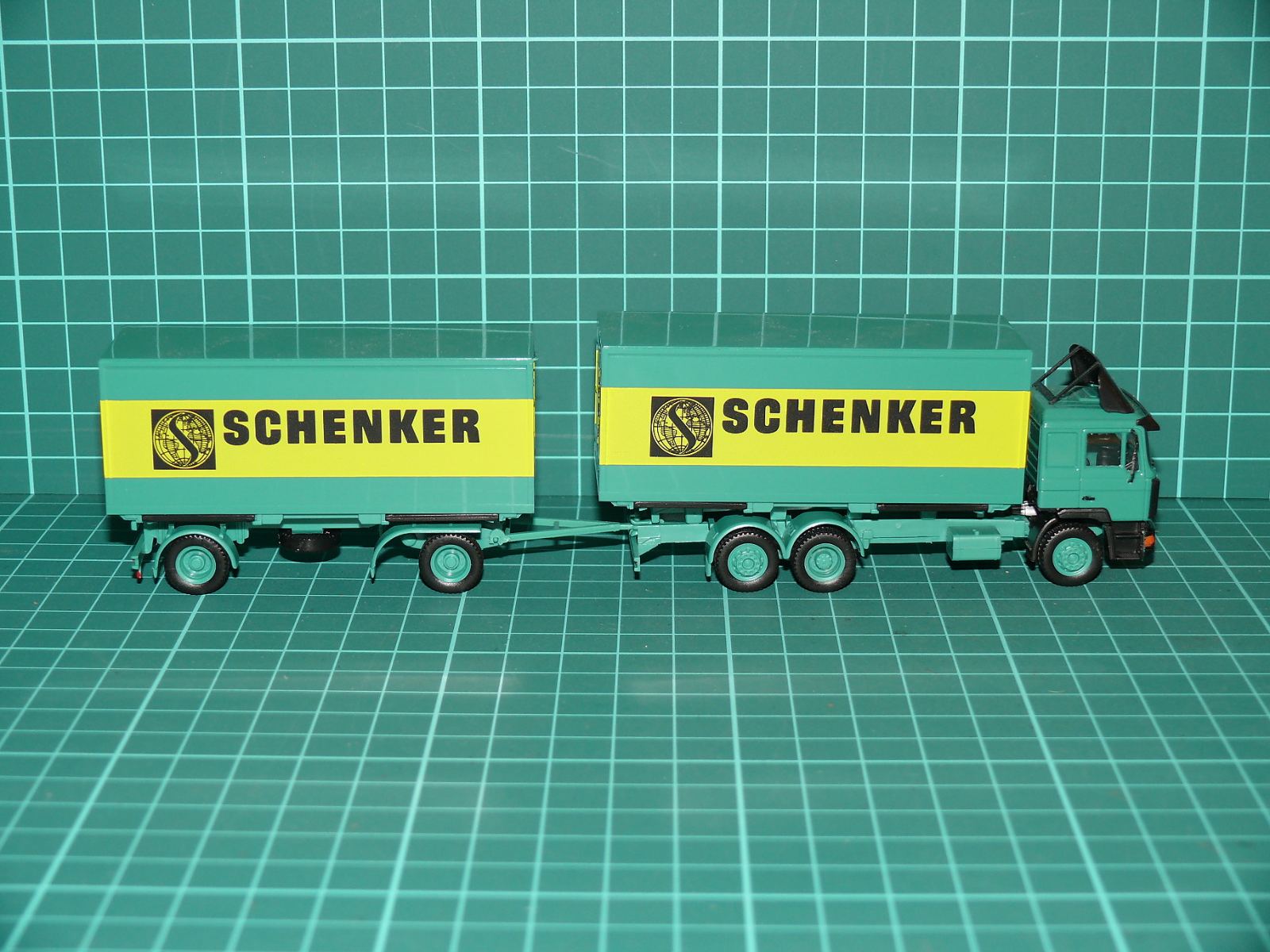 Herpa H0 – Nákladní souprava MAN se skříňovým vlekem „SCHENKER“ (1:87) – H0