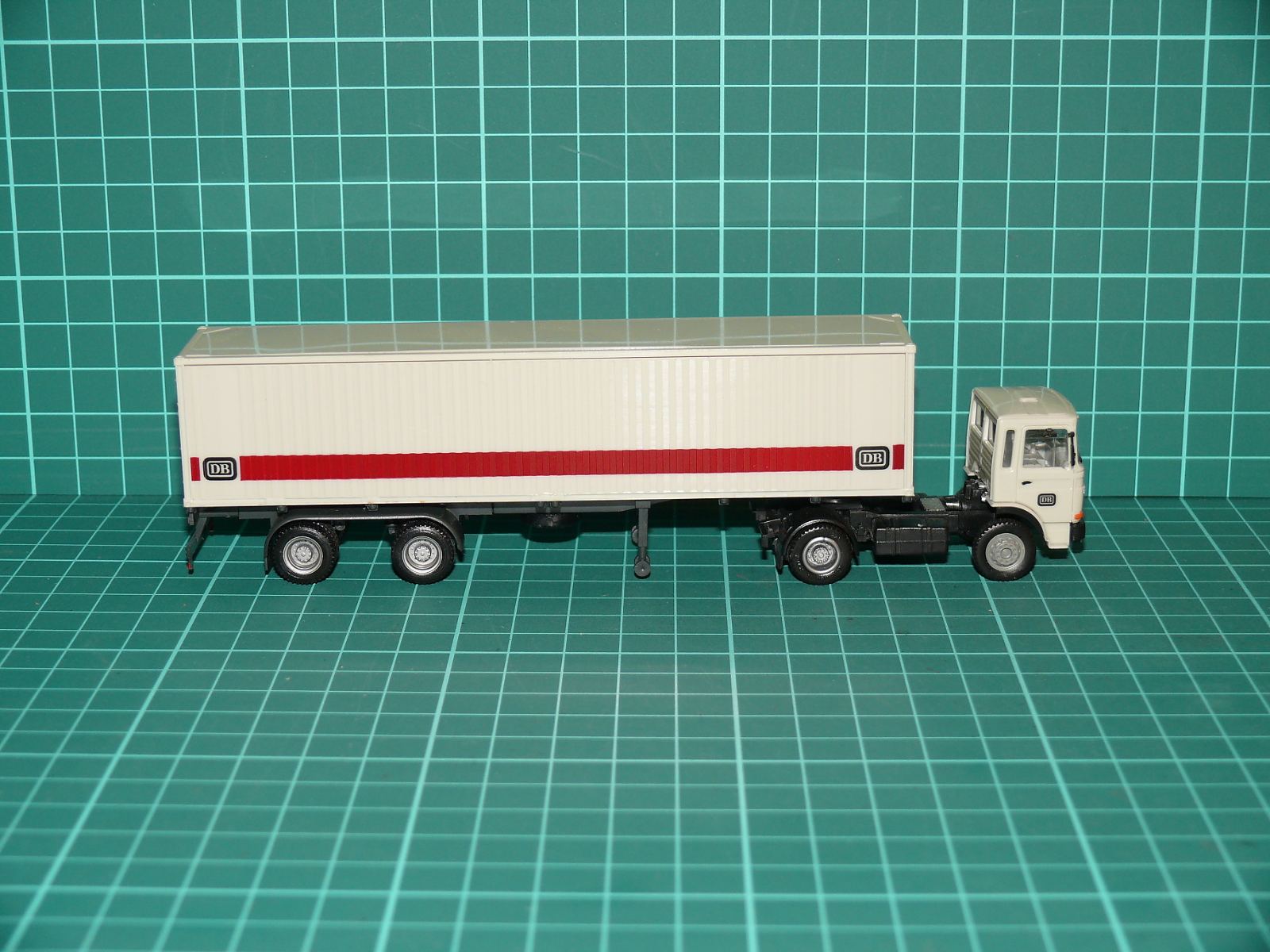Herpa H0 – Kamionová souprava MAN se skříňovým návěsem „Deutsche Bundesbahn / DB“ (1:87) – H0