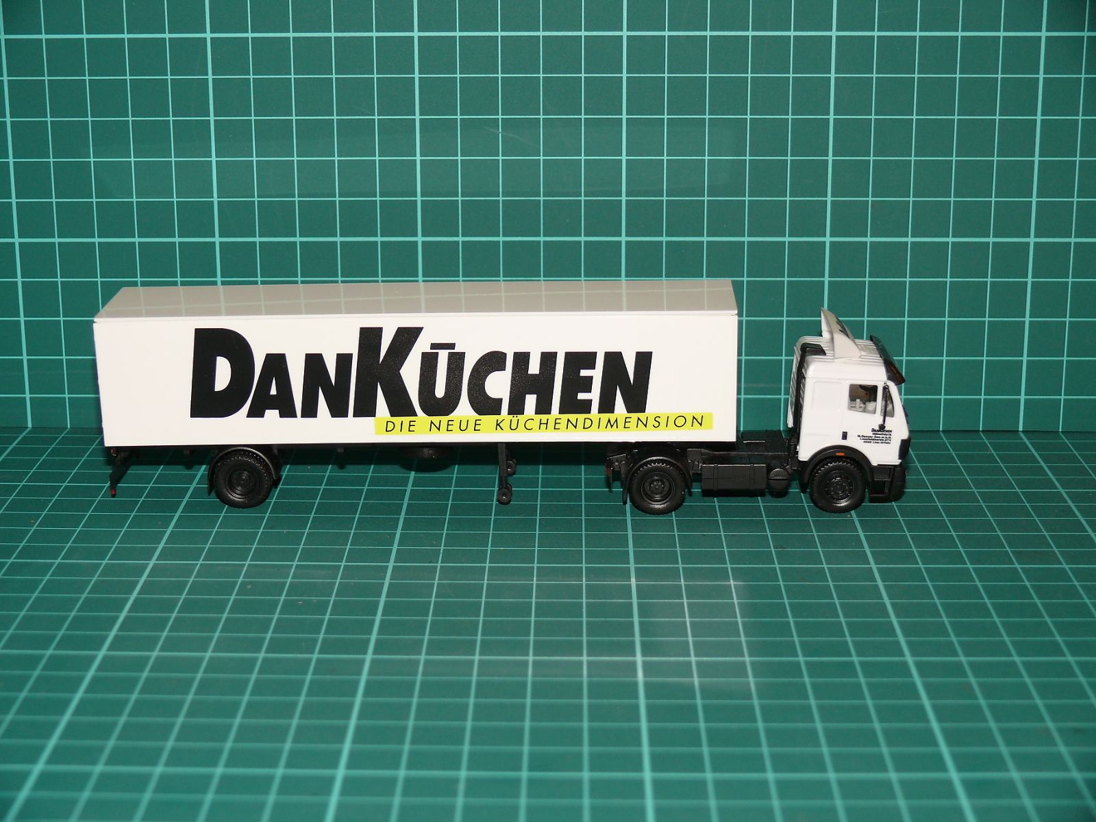 Herpa H0 – Kamionová souprava Mercedes-Benz SK se skříňovým návěsem „DanKücheN“ (1:87) – H0