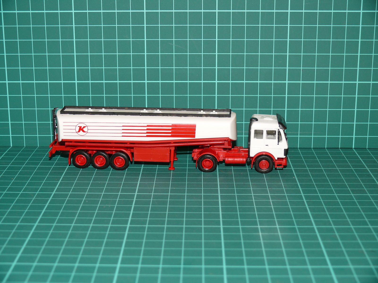 Herpa H0 – Cisternová souprava Mercedes-Benz SK s třínápravovým návěsem (1:87) – H0