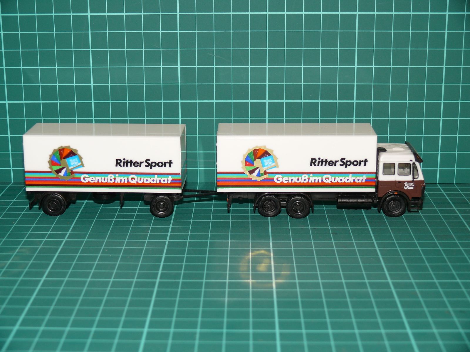 Herpa H0 – Nákladní souprava Mercedes-Benz SK s vlekem „Ritter Sport – Genuß im Quadrat“ (1:87) – H0