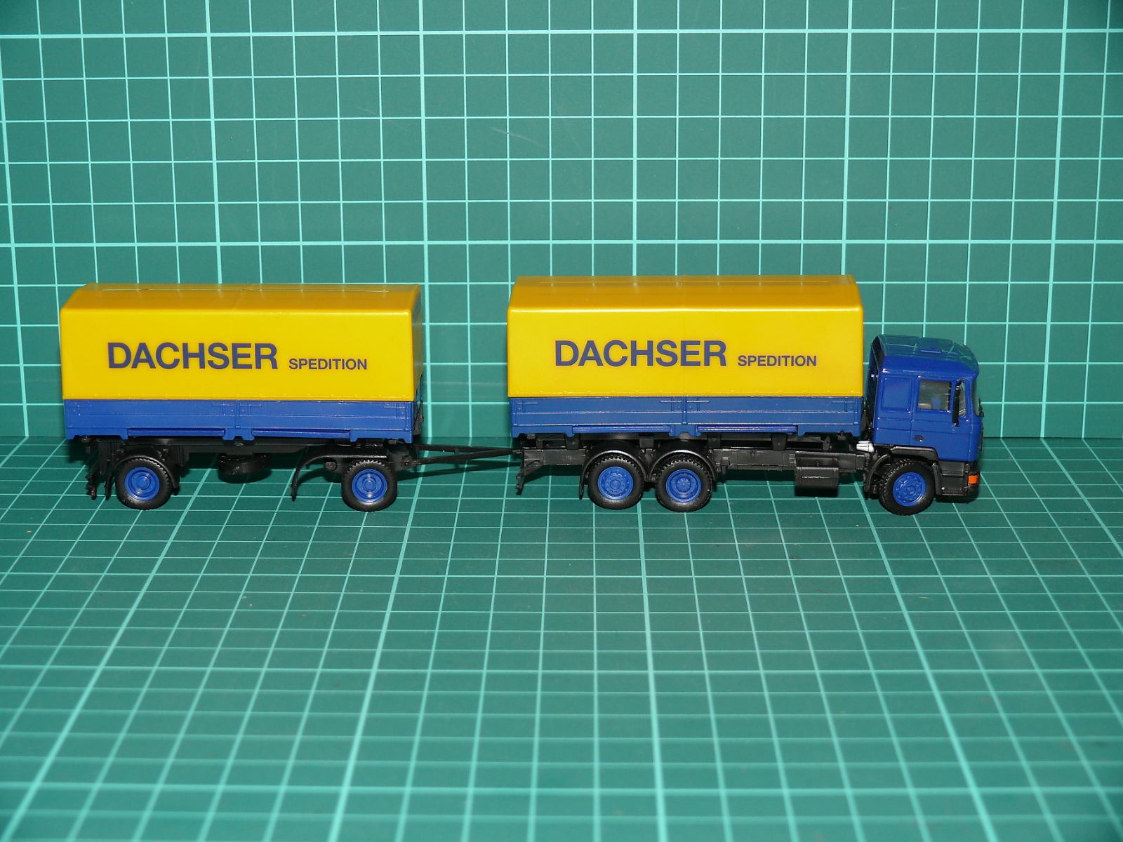 Herpa H0 – Nákladní souprava MAN s plachtovým vlekem „DACHSER SPEDITION“ (1:87) – H0