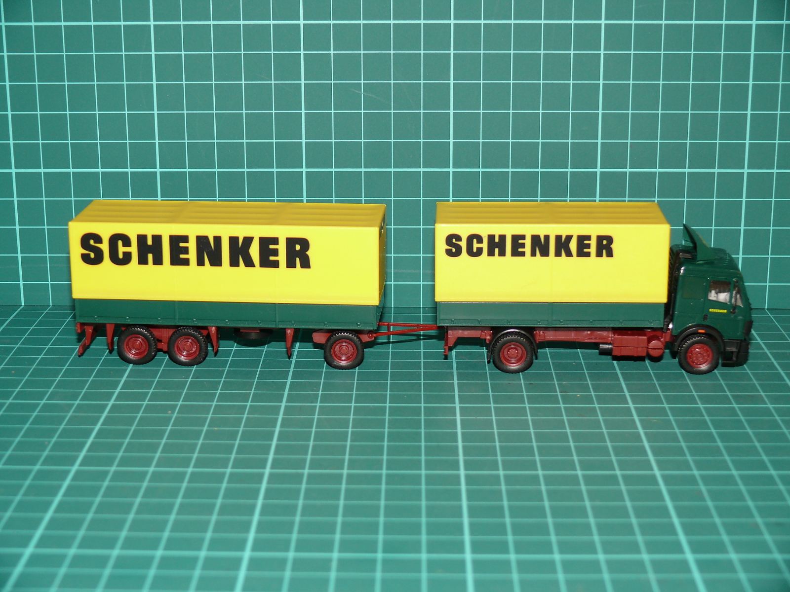 Herpa H0 – Nákladní souprava Mercedes-Benz SK s třínápravovým vlekem „SCHENKER ÖKO-line“ (1:87) – H0