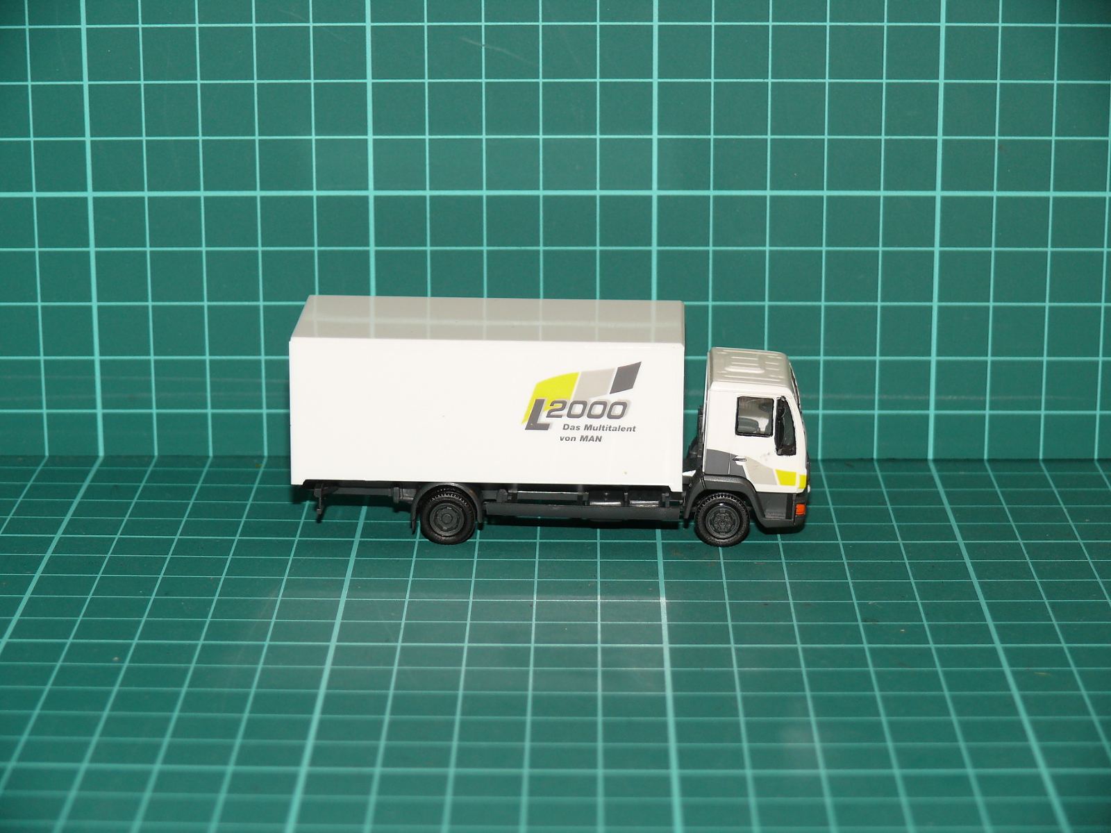 Herpa H0 – Skříňový nákladní automobil MAN L2000 „Das Multitalent von MAN“ (1:87) – H0