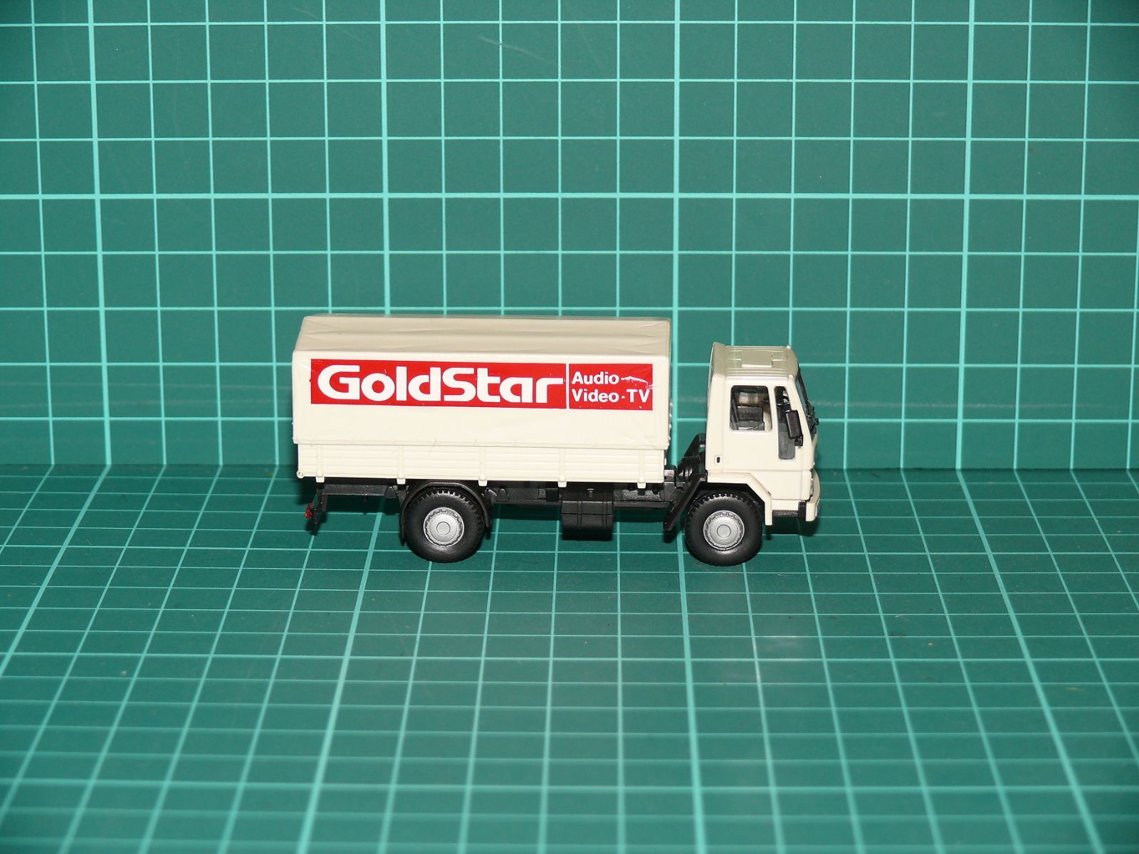 Herpa H0 – Plachtový nákladní automobil Iveco s potiskem „GoldStar Audio-Video-TV“ (1:87) – H0