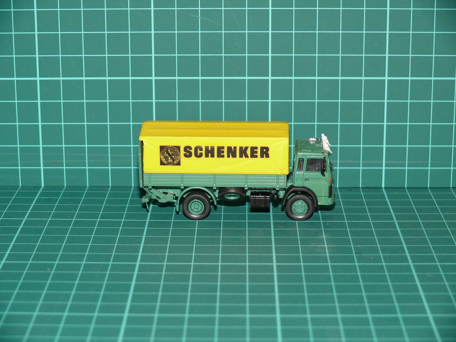 Herpa / Wiking H0 – Valníkový nákladní automobil Magirus-Deutz s plachtou „SCHENKER“ (1:87) – H0