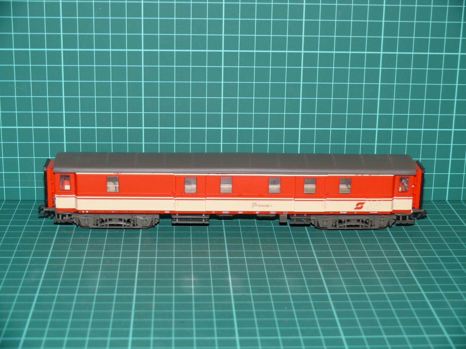 Roco H0 – Čtyřnápravový poštovní / služební vůz Postm, ÖBB (oranžovo-bílý nátěr) – H0