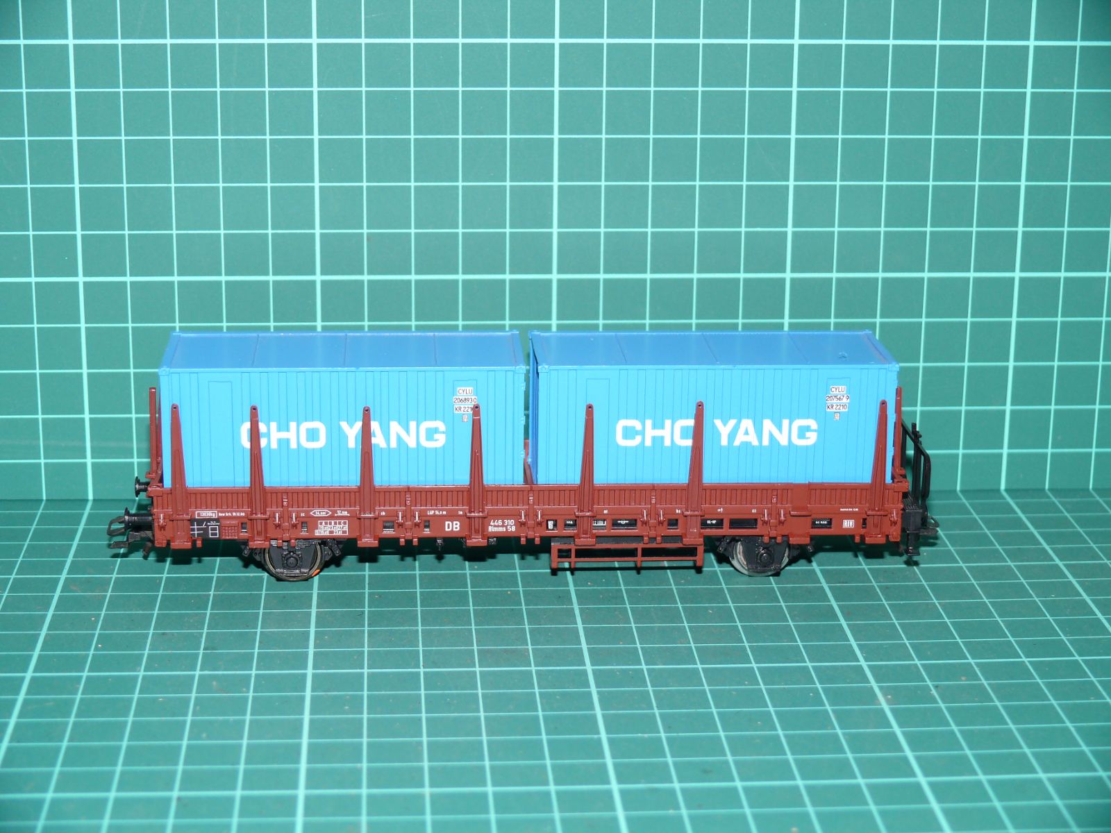 Märklin H0 – Dvounápravový klanicový vůz Rmms 33 se dvěma kontejnery „CHO YANG“, DB – H0
