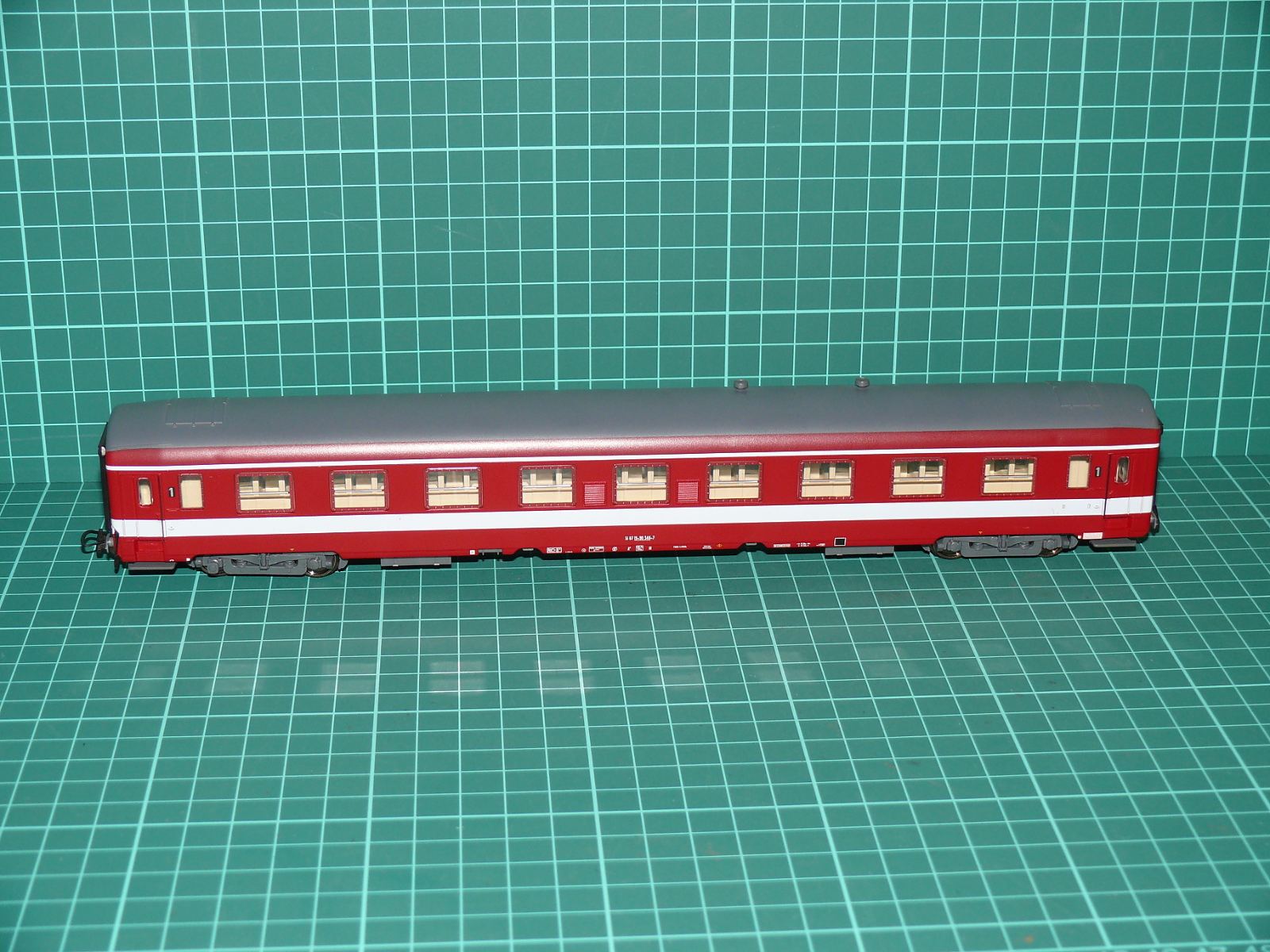 Roco H0 – Rychlíkový osobní vůz 1. třídy Amz, ÖBB (červeno-bílý nátěr) – H0