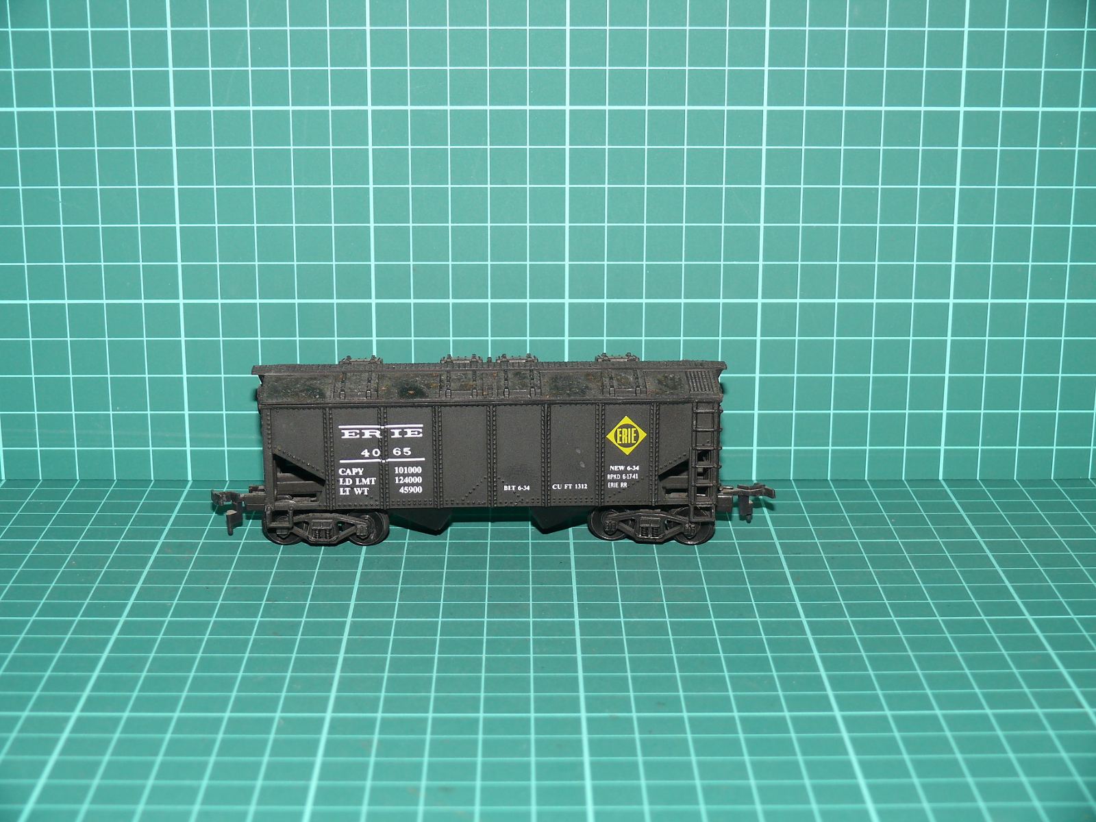 Bachmann / Model Power H0 – Čtyřnápravový krytý výsypný vůz Hopper „ERIE“ (USA) – H0