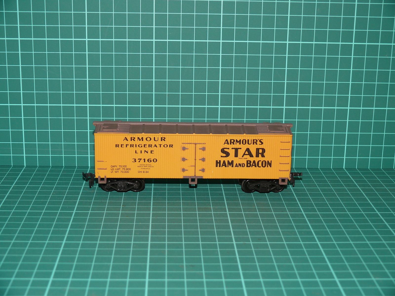 Bachmann / Life-Like H0 – Čtyřnápravový chladicí vůz „ARMOUR'S STAR HAM AND BACON“ (USA) – H0