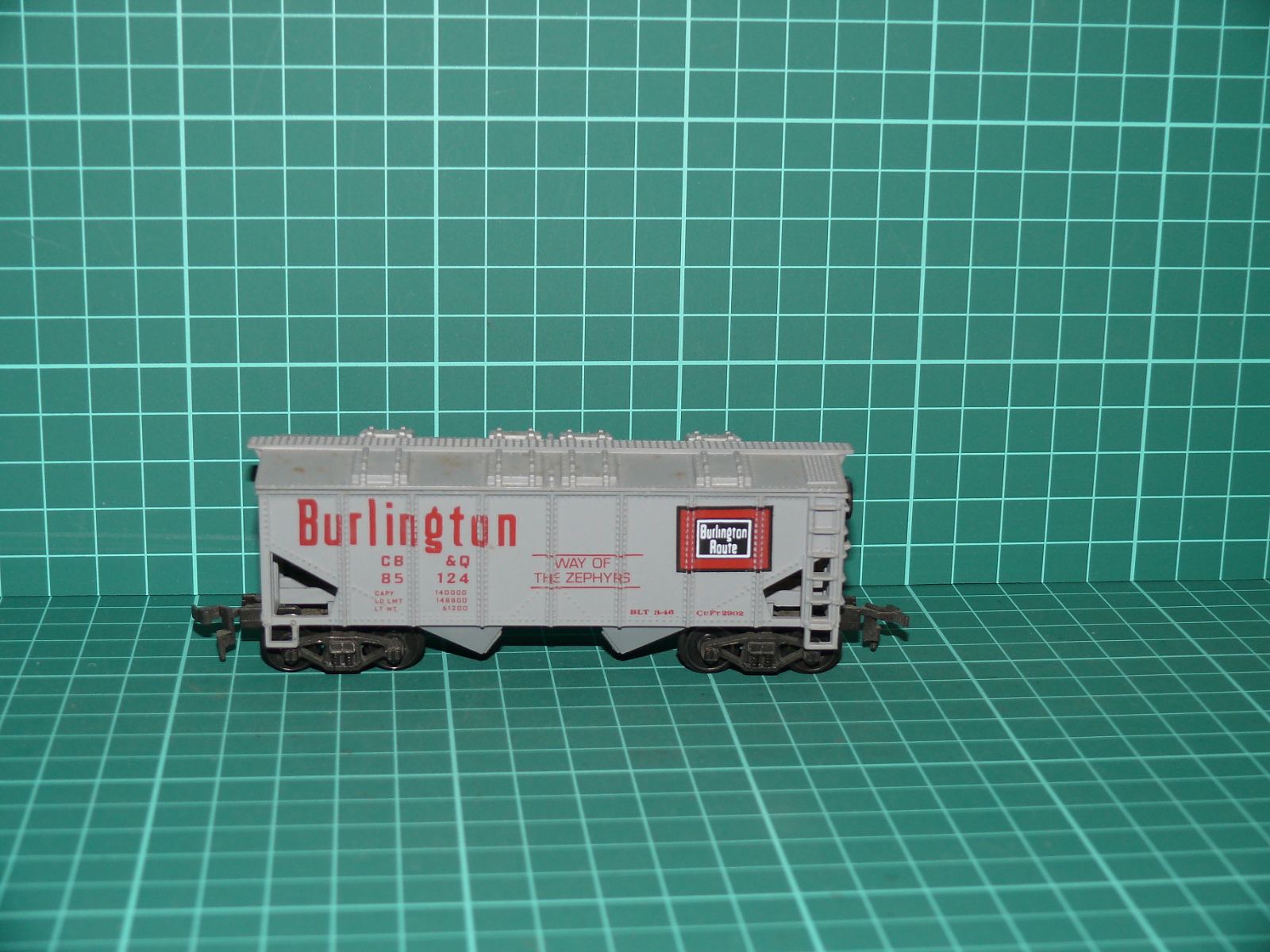 Bachmann / Model Power H0 – Čtyřnápravový krytý výsypný vůz Hopper „Burlington Route“ (USA) – H0