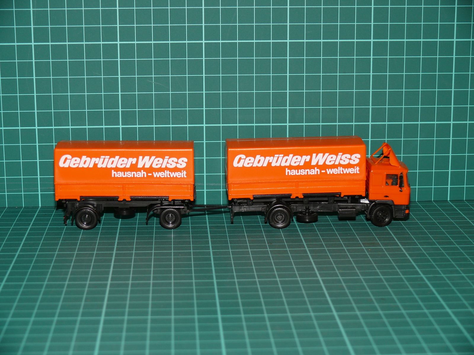 Herpa / Wiking H0 – Nákladní automobil MAN s přívěsem (souprava) „Gebrüder Weiss“ – H0