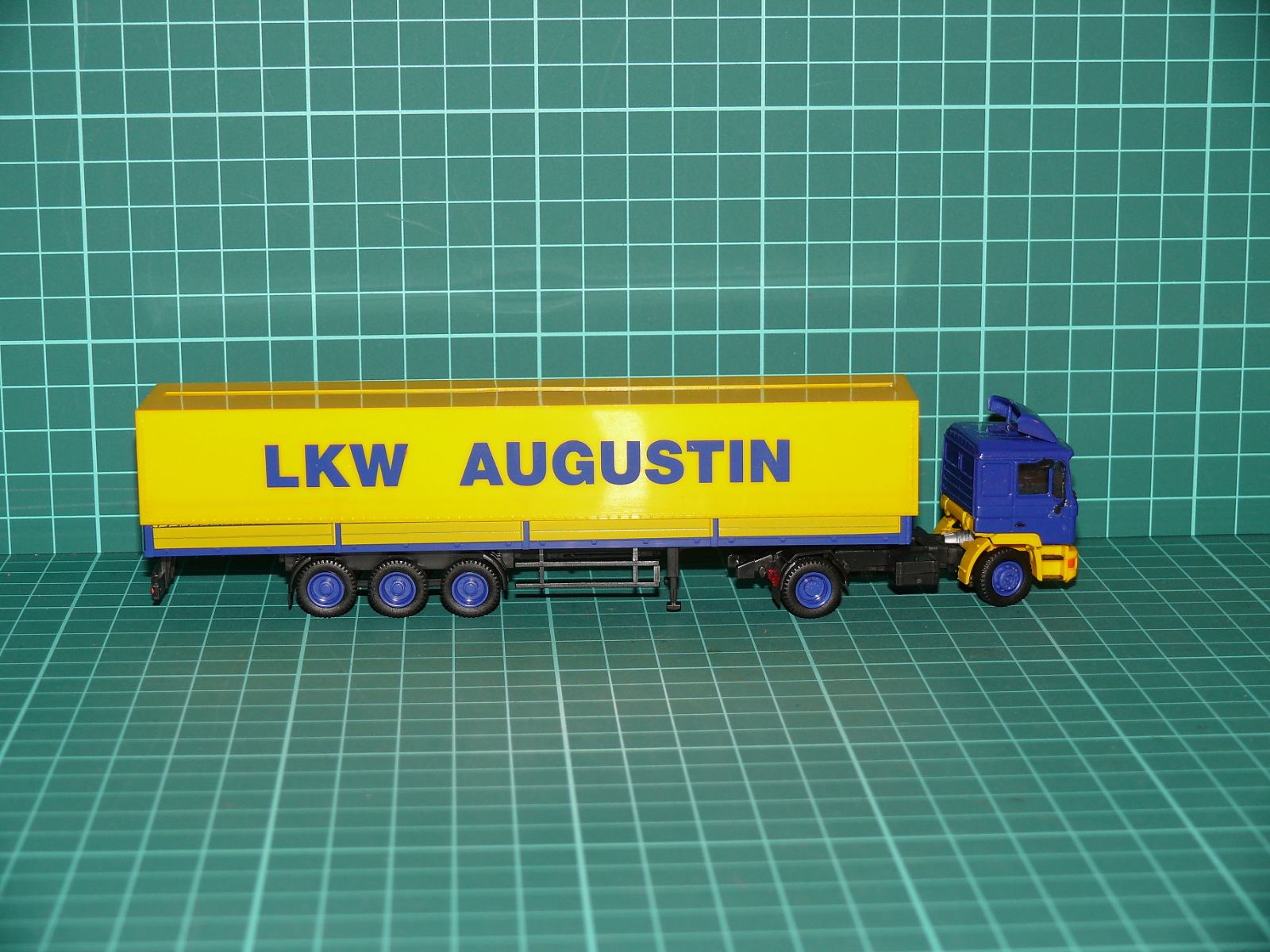 Herpa / Albedo H0 – Kamionová souprava MAN s plachtovým návěsem „LKW AUGUSTIN“ – H0