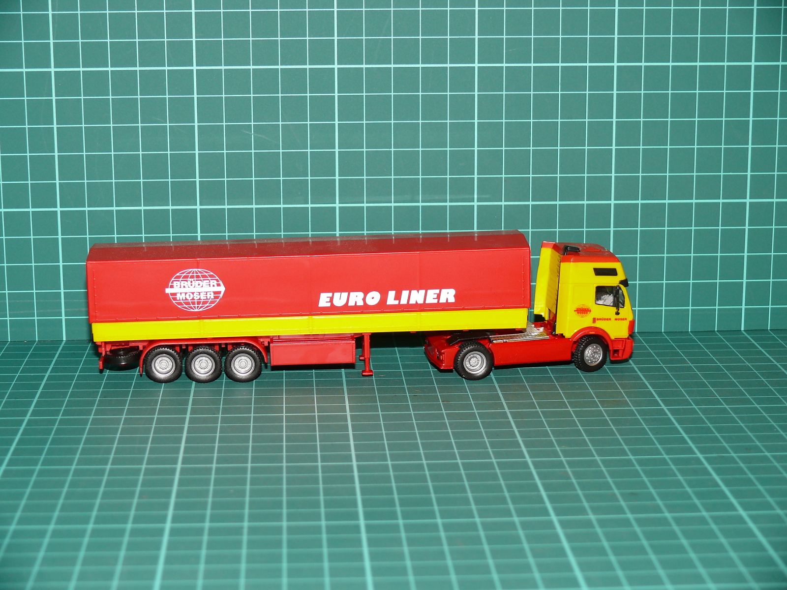 Herpa / Albedo H0 – Kamionová souprava Mercedes-Benz SK s plachtovým návěsem „BRÜDER MOSER / EURO LINER“ – H0