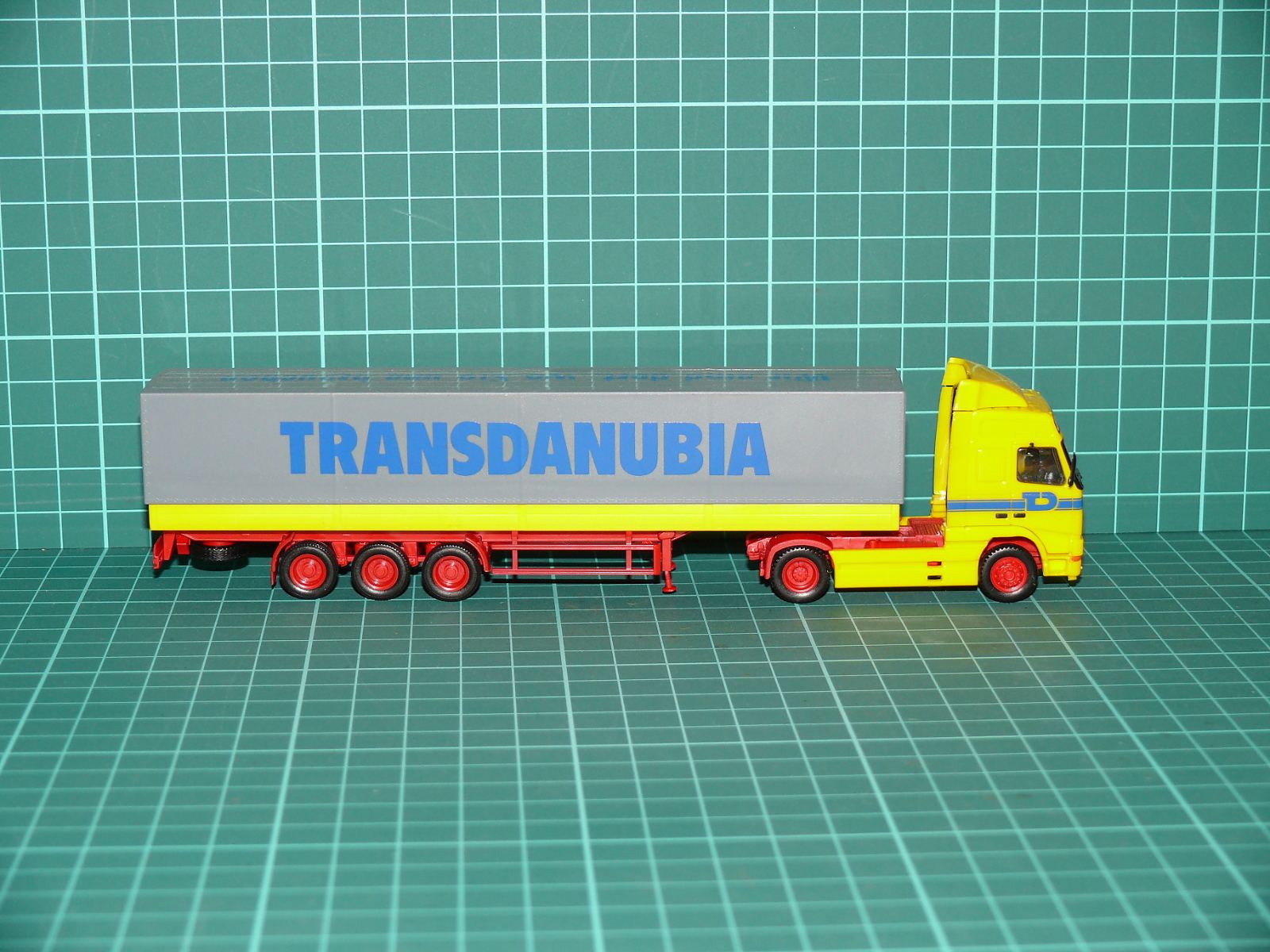 Herpa / Albedo H0 – Kamionová souprava Volvo FH s plachtovým návěsem „TRANSDANUBIA“ – H0