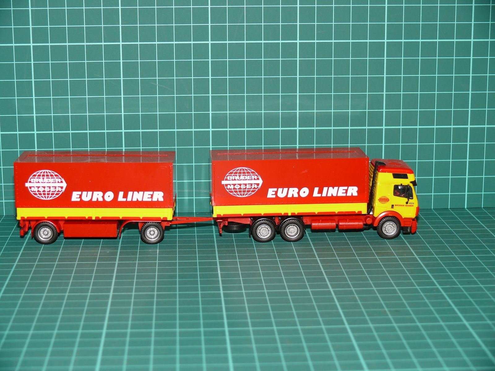 Herpa / Albedo H0 – Valníková souprava Mercedes-Benz SK (třínápravový valník s vlekem) „BRÜDER MOSER / EURO LINER“ – H0