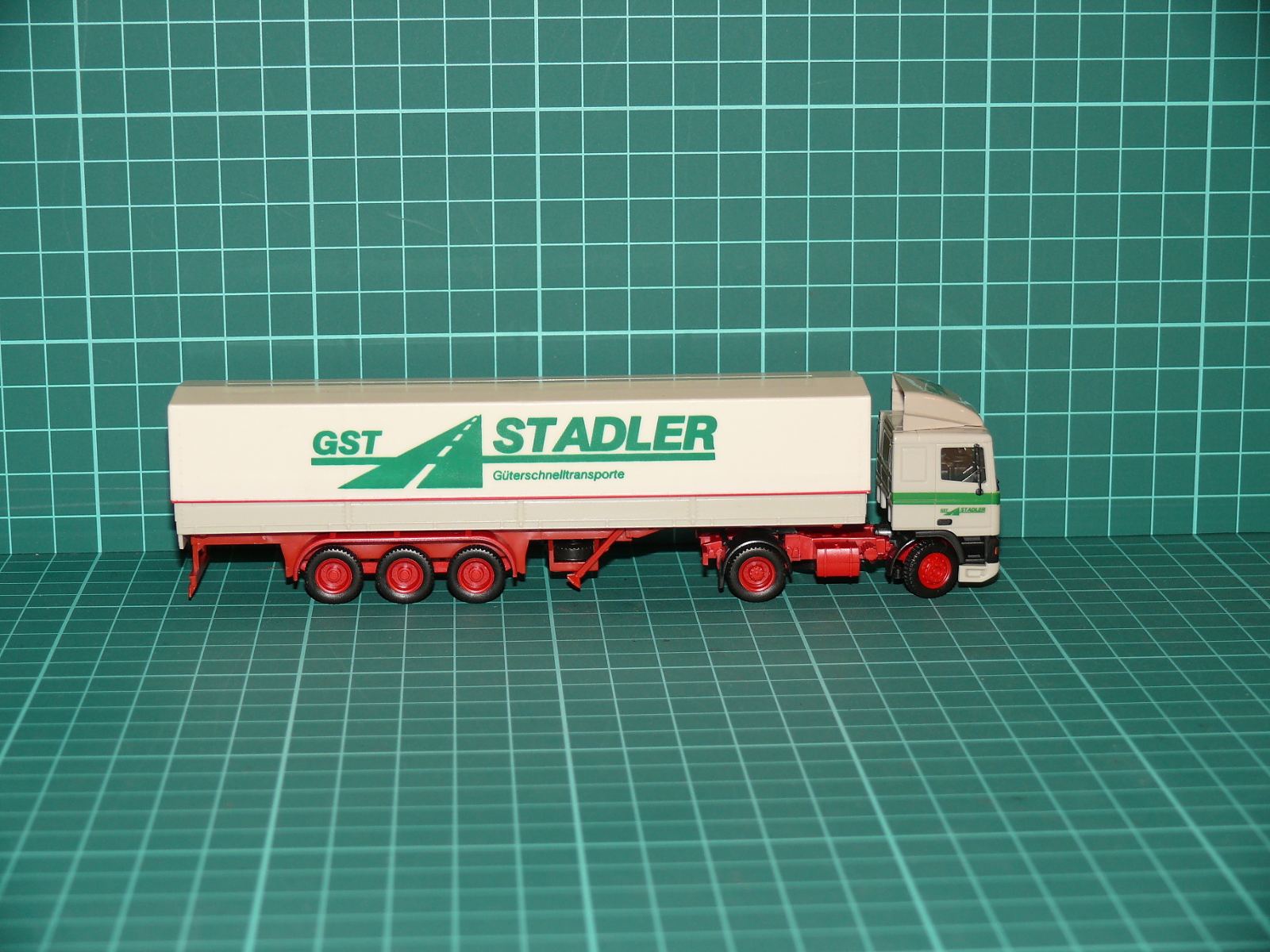 Herpa / Albedo H0 – Kamionová souprava DAF 95 se skříňovým/plachtovým návěsem „GST STADLER Güterschnelltransporte“ – H0