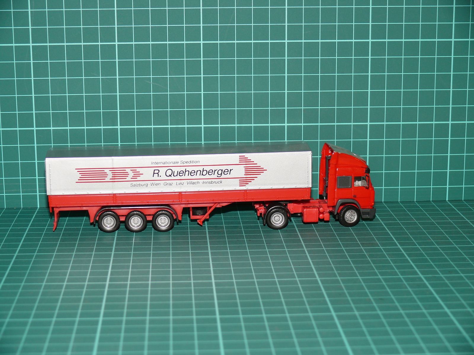Herpa / Albedo H0 – Kamionová souprava Iveco EuroStar s plachtovým návěsem „R. Quehenberger“ – H0