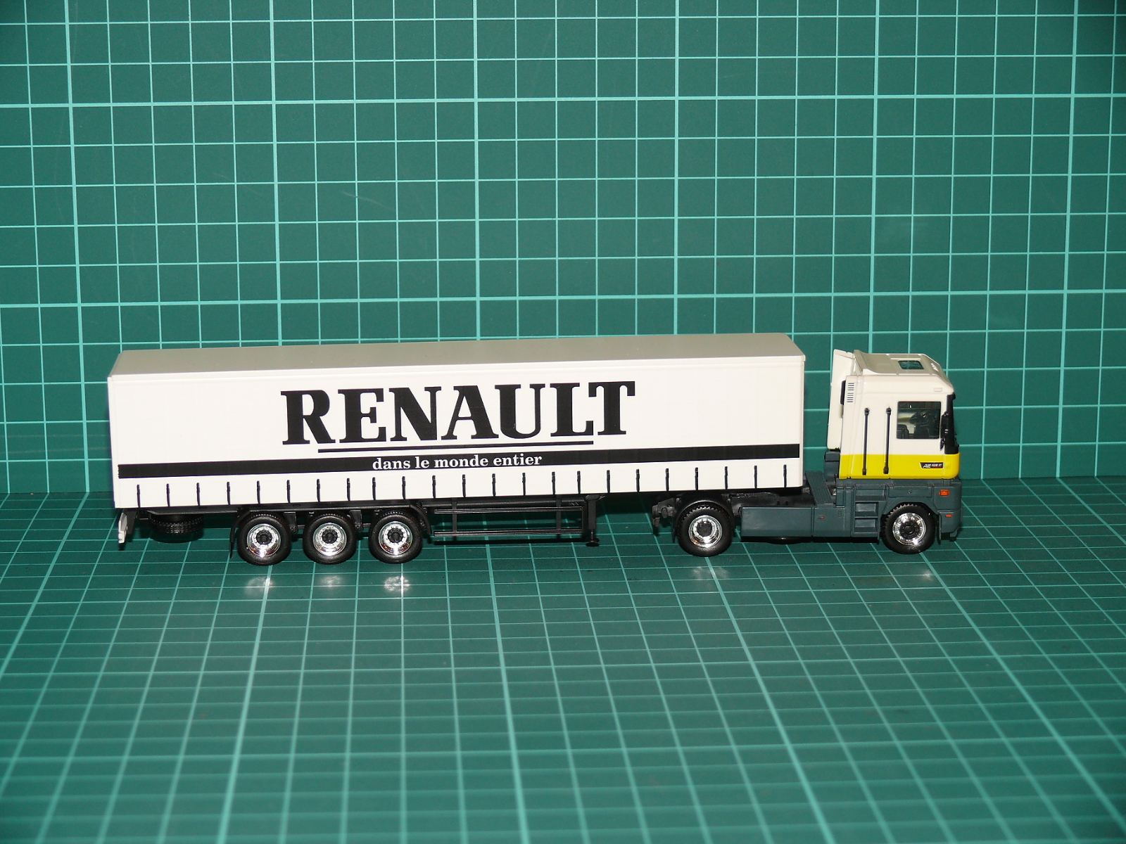 Herpa H0 – Kamionová souprava Renault AE Magnum s plachtovým návěsem „RENAULT dans le monde entier / In aller Welt“ – H0