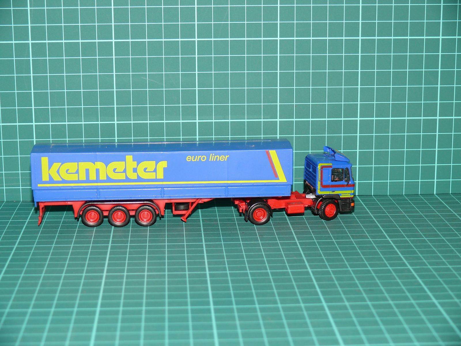 Herpa / Albedo H0 – Kamionová souprava MAN F90 se skříňovým/plachtovým návěsem „kemeter euro liner“ – H0