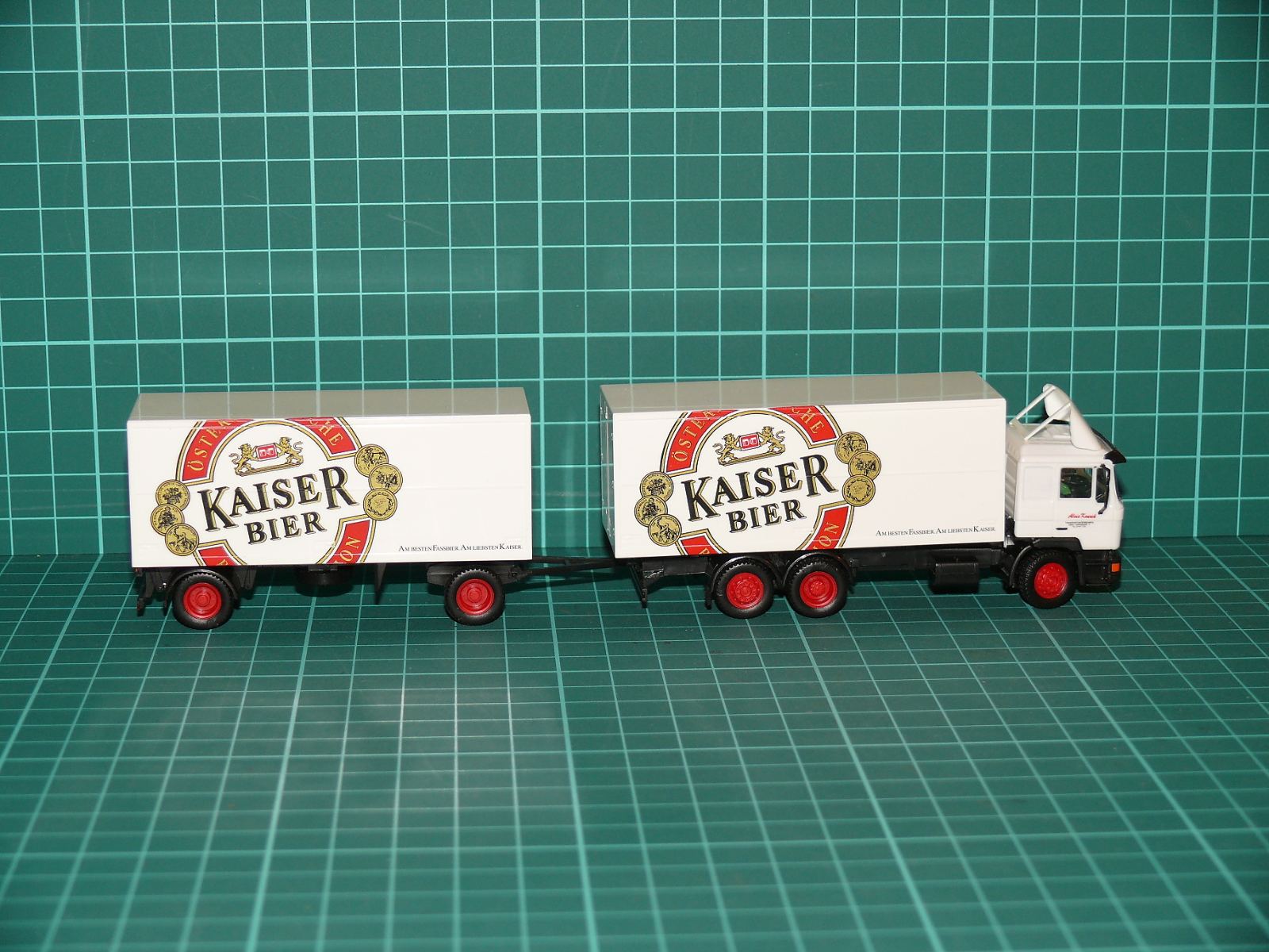Albedo / Herpa H0 – Skříňová pivovarská souprava DAF 95 s vlekem „KAISER BIER“ – H0