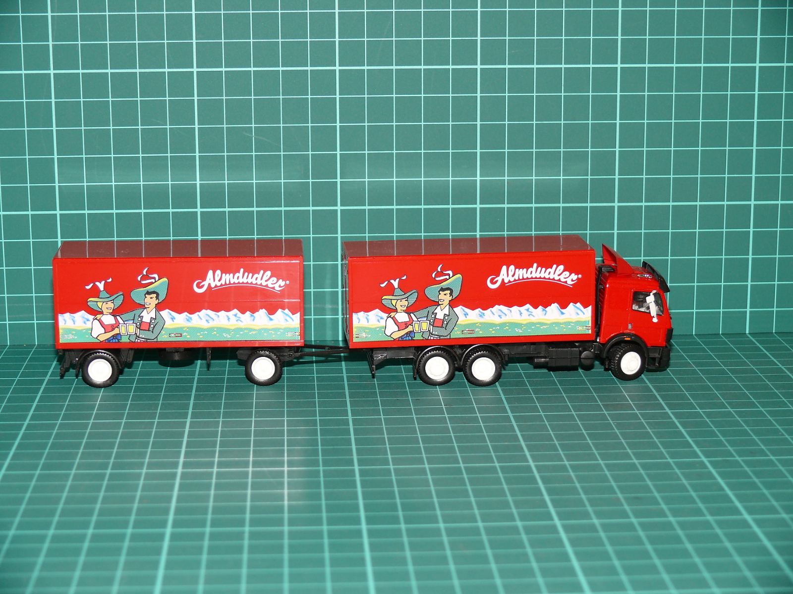 Herpa / Albedo H0 – Skříňová nákladní souprava Mercedes-Benz SK s vlekem „Almdudler“ – H0