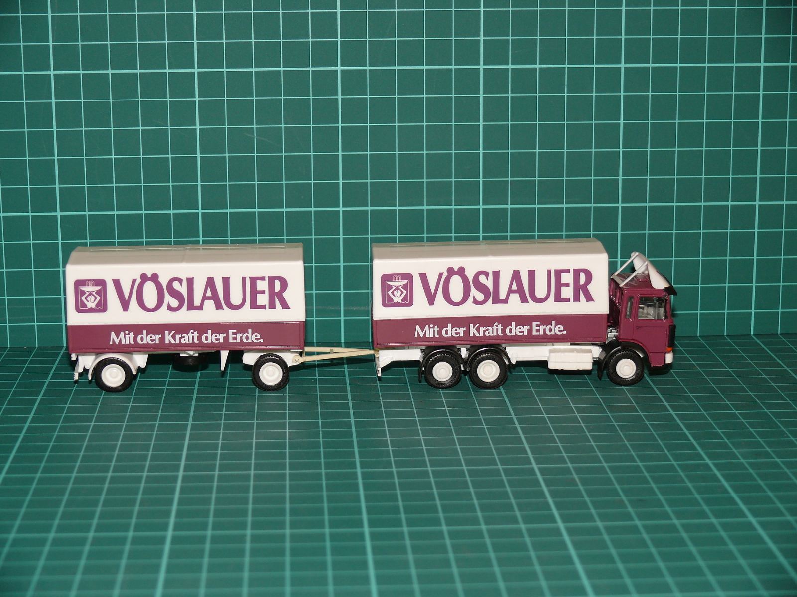 Herpa / Albedo H0 – Skříňová nákladní souprava MAN F90 s vlekem „VÖSLAUER – Mit der Kraft der Erde“ – H0