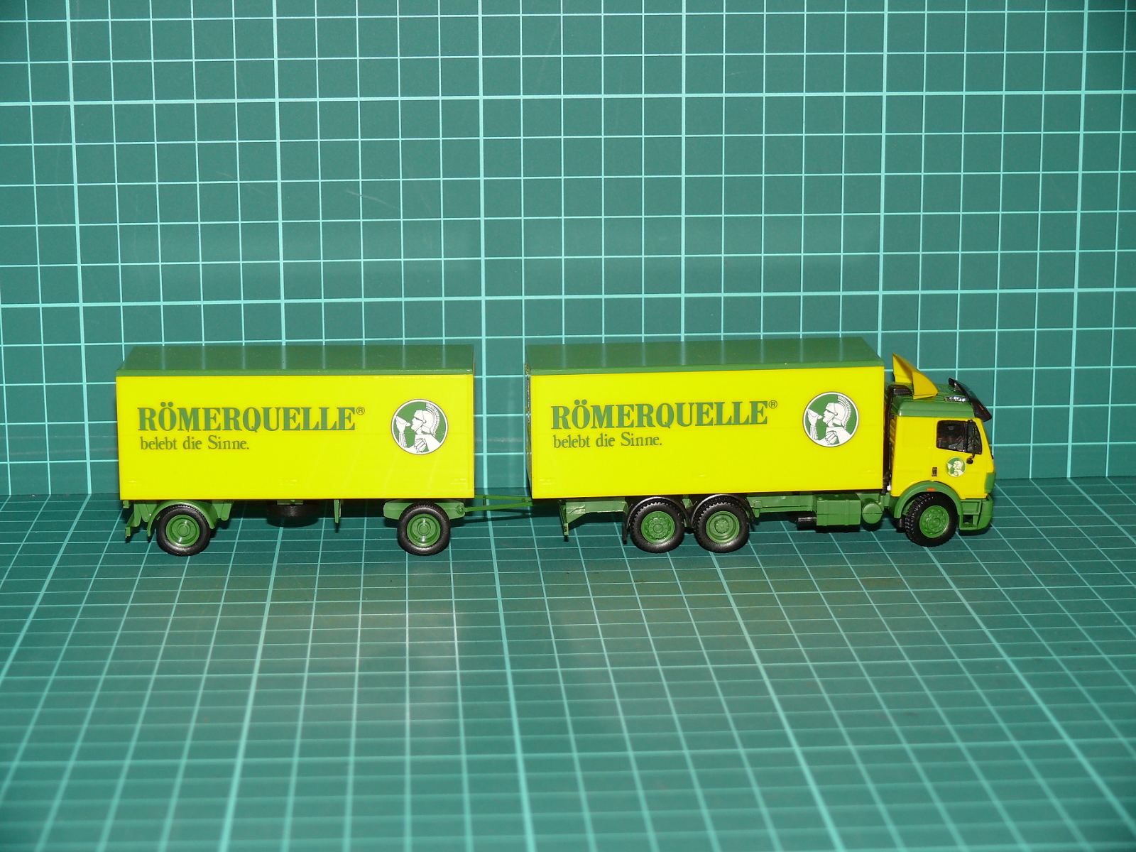 Herpa / Albedo H0 – Skříňová nákladní souprava Mercedes-Benz SK s vlekem „RÖMERQUELLE – belebt die Sinne.“ – H0