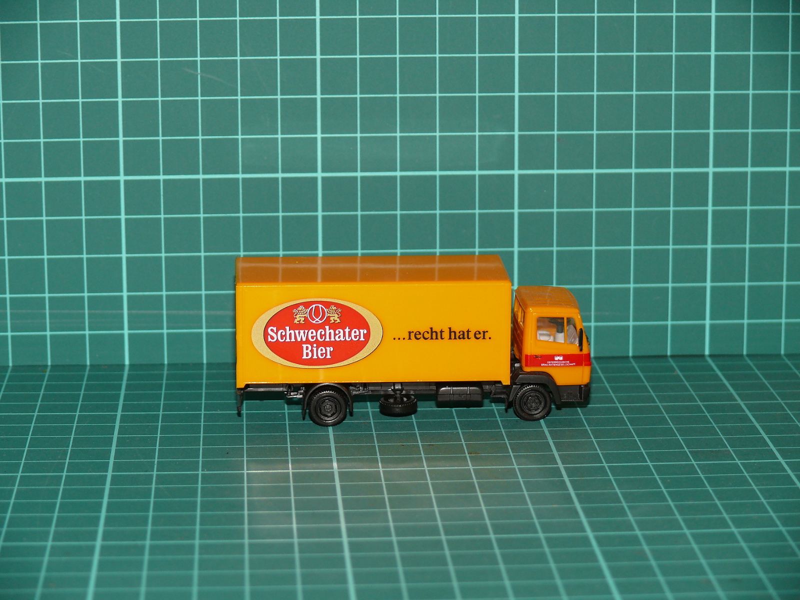 Herpa H0 – Dvounápravový skříňový nákladní automobil Mercedes-Benz LN2 „Schwechater Bier“ – H0